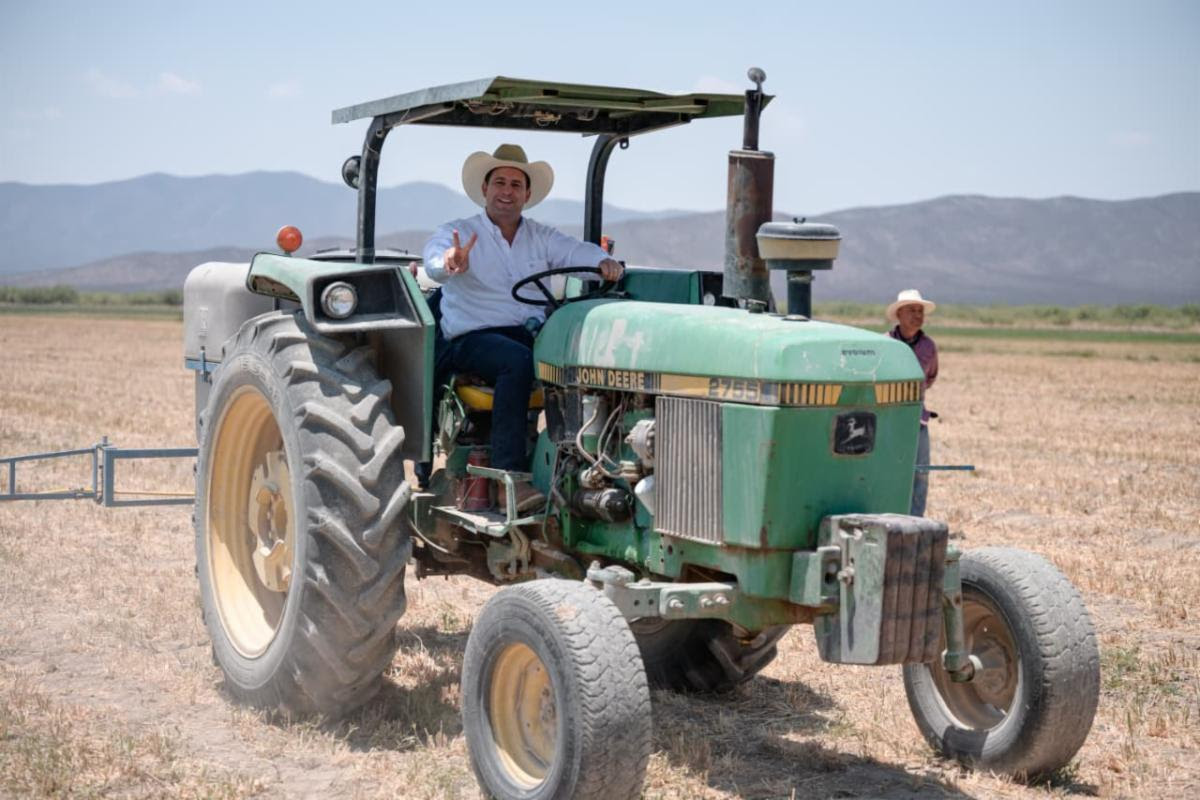 Impulsa Javier Díaz el campo con alimento y suplemento