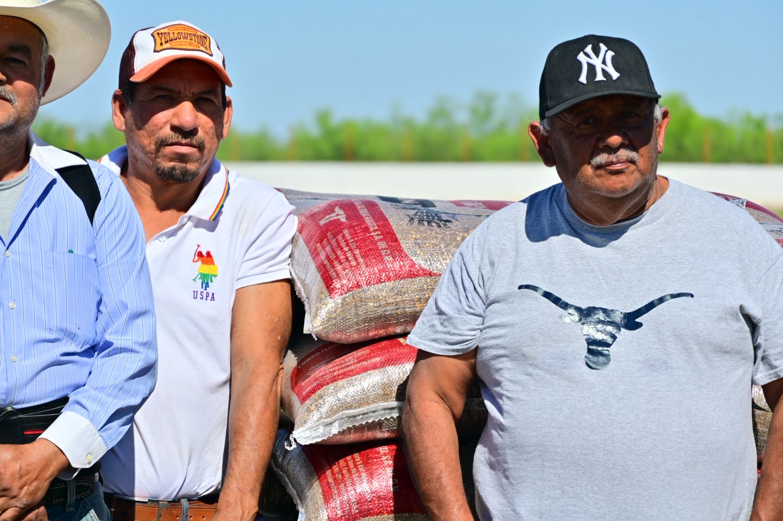 JAVIER FLORES ENTREGA APOYO ALIMENTARIO AL SECTOR RURAL