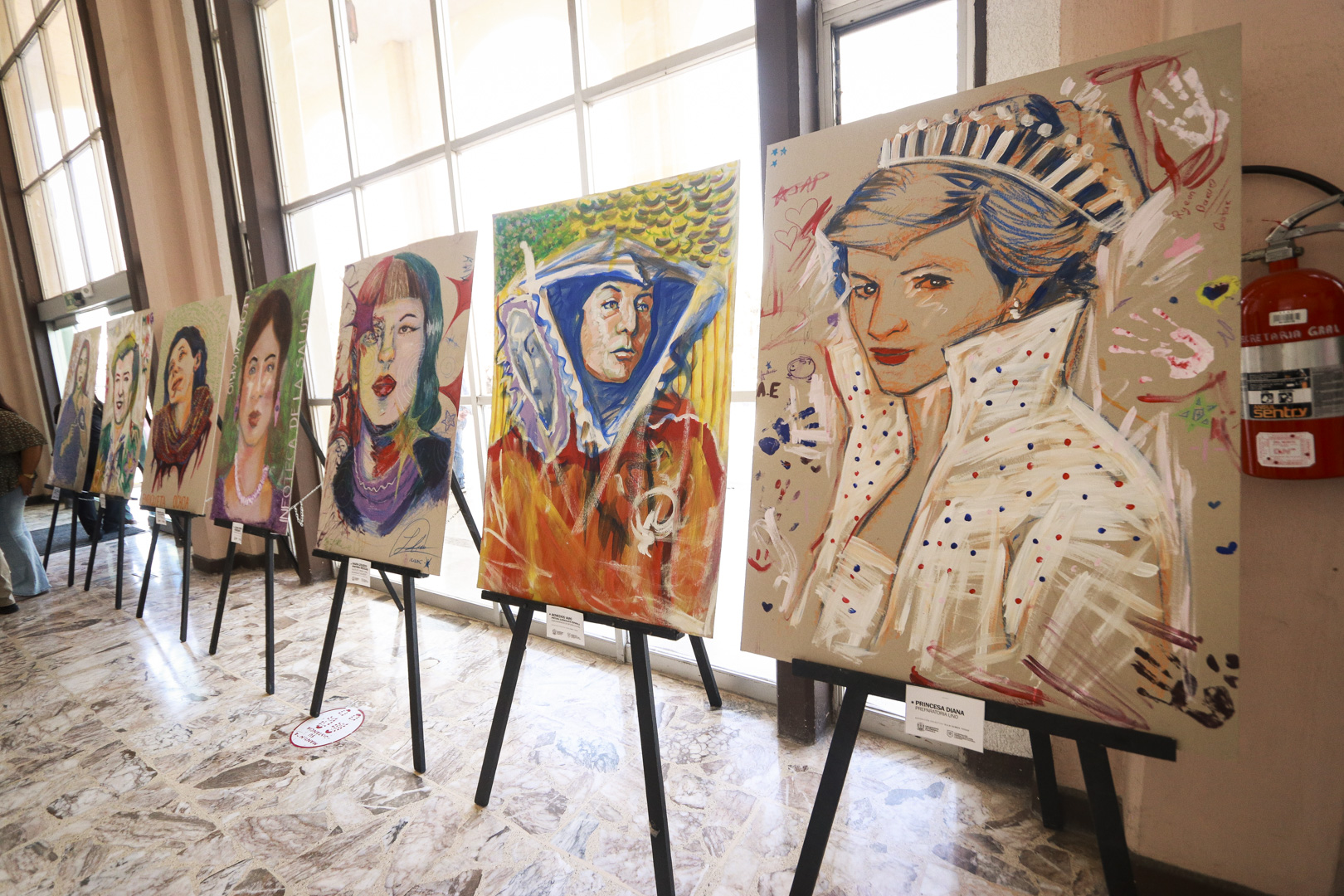 Inauguran en la UAdeC expo “Ella somos todas”