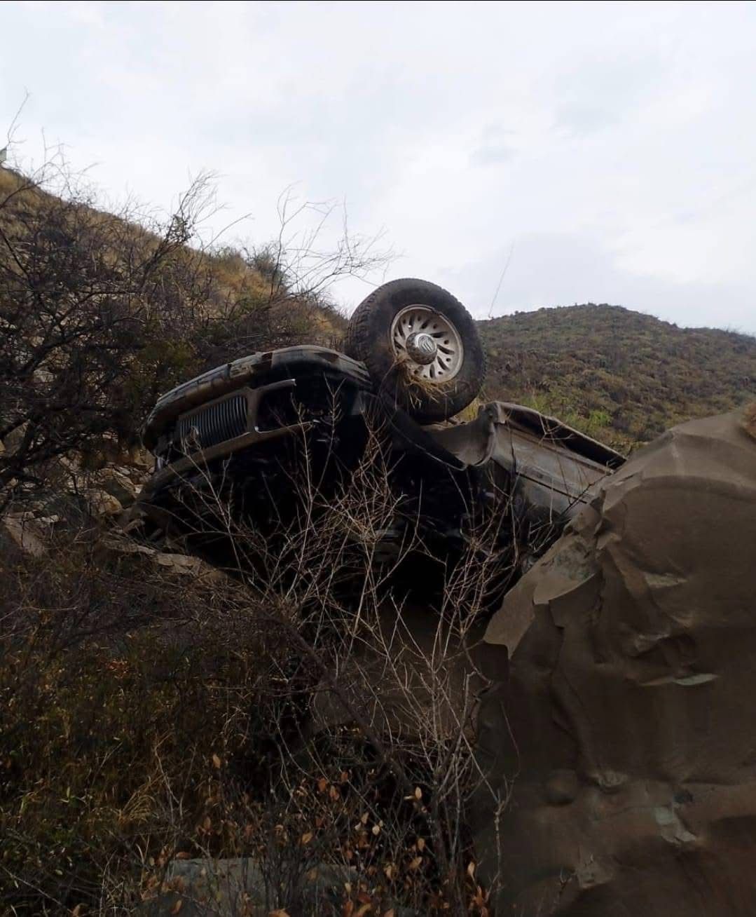 Muere mujer en volcadura