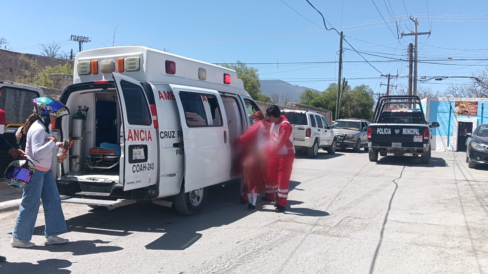 ¡MOTOCICLISTA HUYE TRAS EMBESTIR A FAMILIA EN MOTO! Terminan en el hospital tras violento choque en pleno centro de Parras
