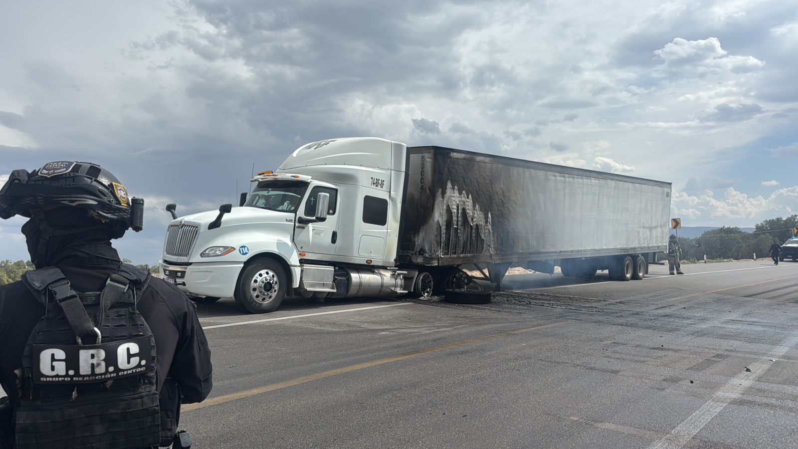 Se quema tráiler con fertilizantes