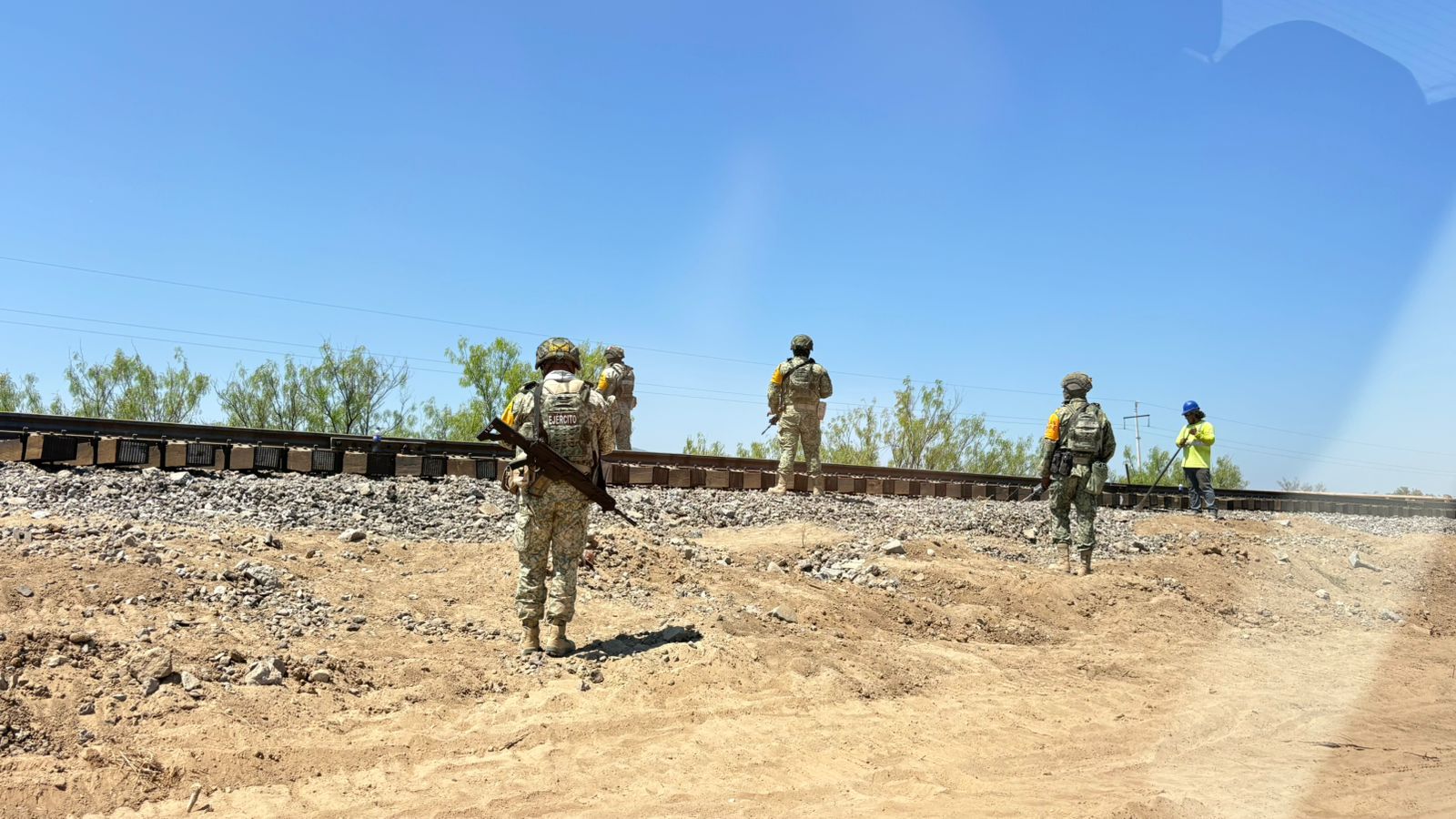 Se descarrilla tren por daño en vías