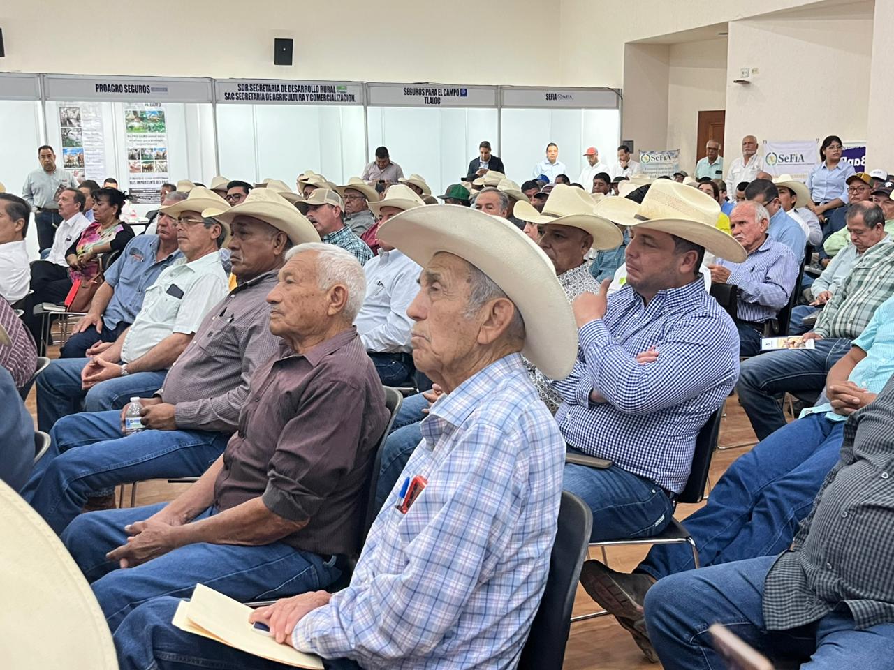 Participan 200 ganaderos en feria de financiamiento