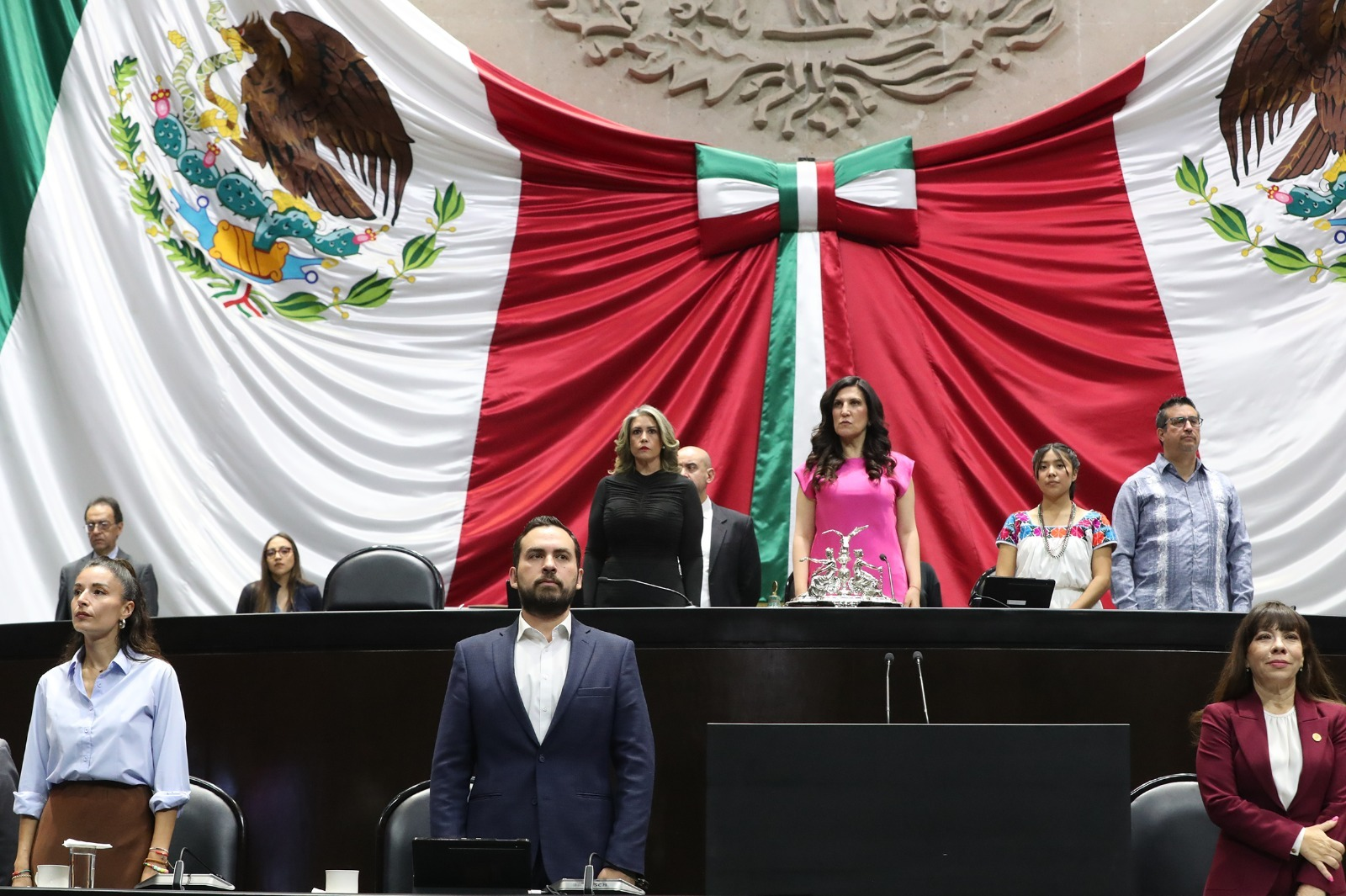 Guardan diputadas y diputados minuto de silencio por víctimas de feminicidio