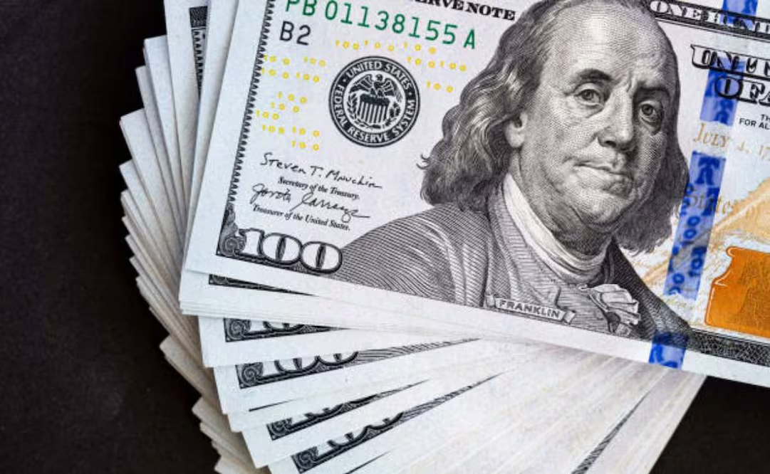 Dólar alcanza su precio más alto del año y llega a los 18.14; el peso se deprecia 1.1%