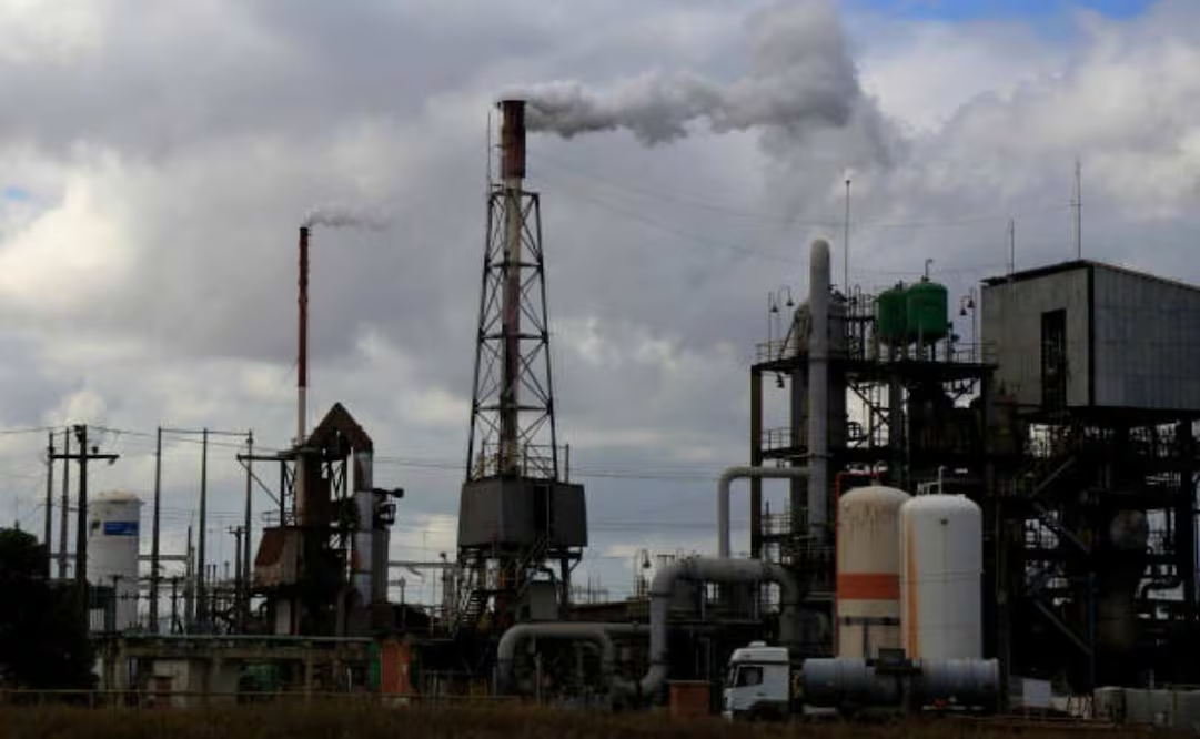 Petróleo estadounidense rebasa los 100 dólares; temen prolongación de la guerra contra Irán