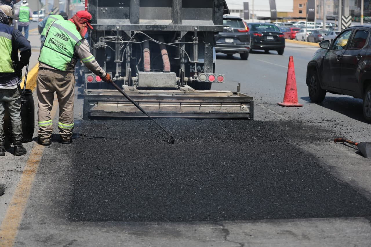 Avanza reparación de rejillas y pavimento en Saltillo
