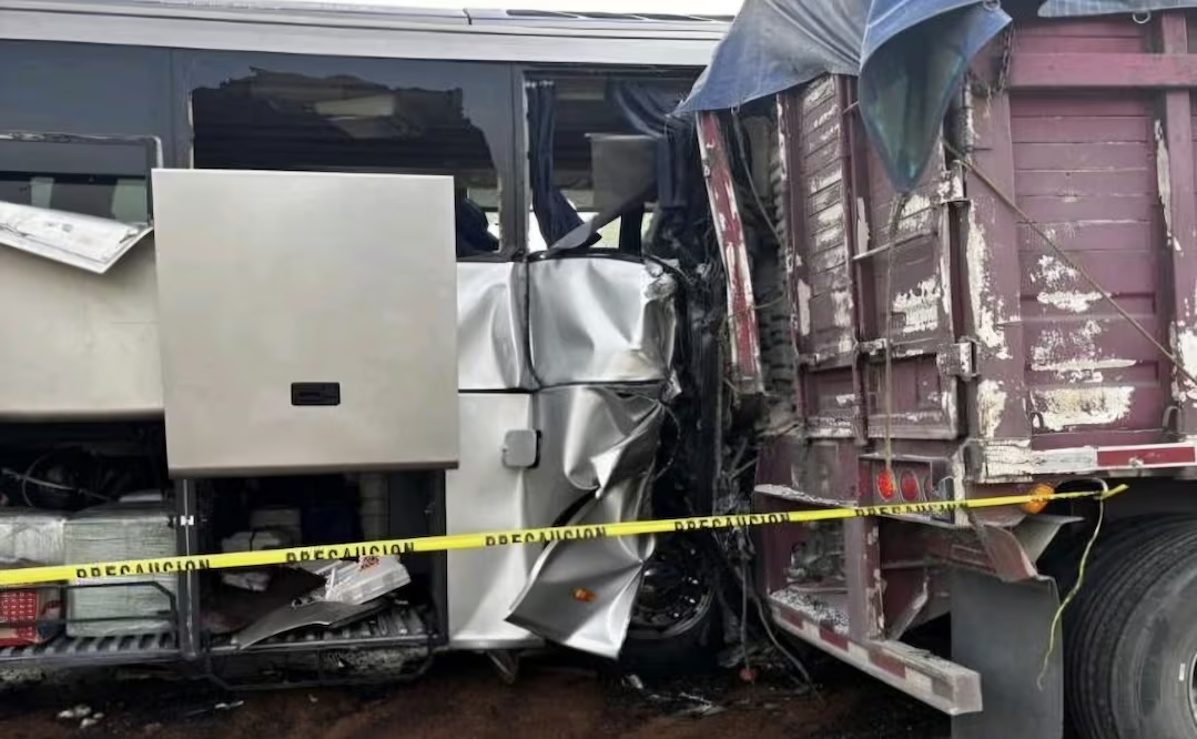 Choque entre camión de carga y autobús deja dos mu3rtos en carretera de Chiapas; hay 27 lesionados, tres graves