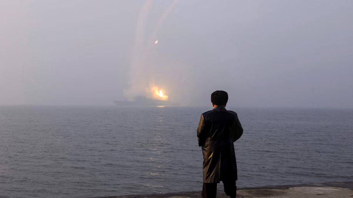 Kim Jong-un advierte que su Marina está equipada con arm*s n*cleares… tras realizar pruebas con m*siles