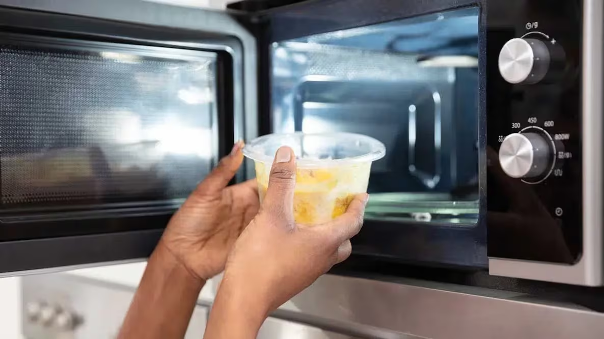 Qué pasa si calientas la comida en envases de plástico en el microondas