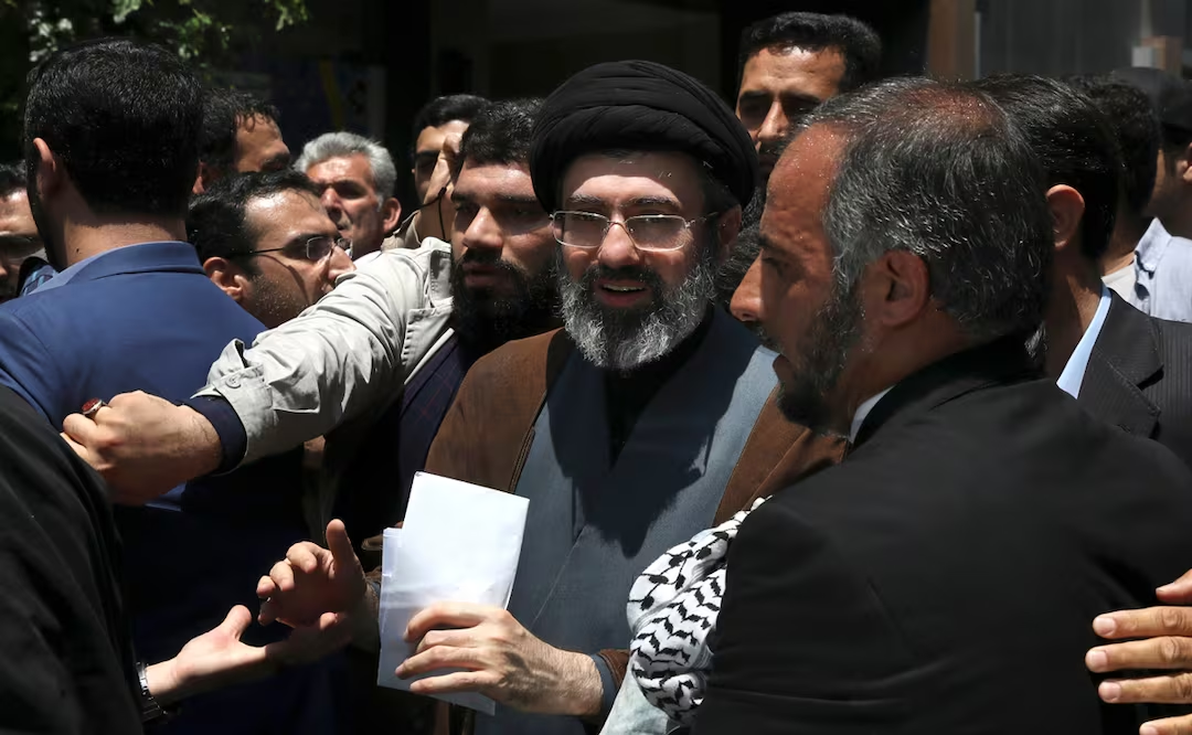 Hijo de Ali Jamenei resulta herido en ataques recientes, reportan; está entre los favoritos para ser nuevo líder supremo de Irán
