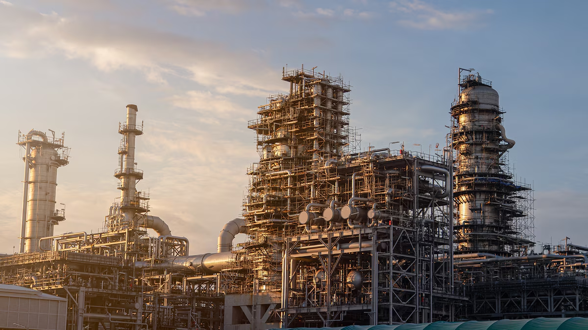 ‘Oro negro’ se dispara por guerra EU-Irán: Barril de petróleo se vendió hasta en 120 dólares