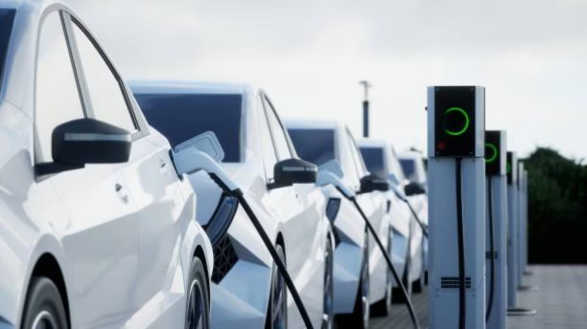Guerra en Irán dispara precio de la gasolina; reaviva el interés por los vehículos eléctricos