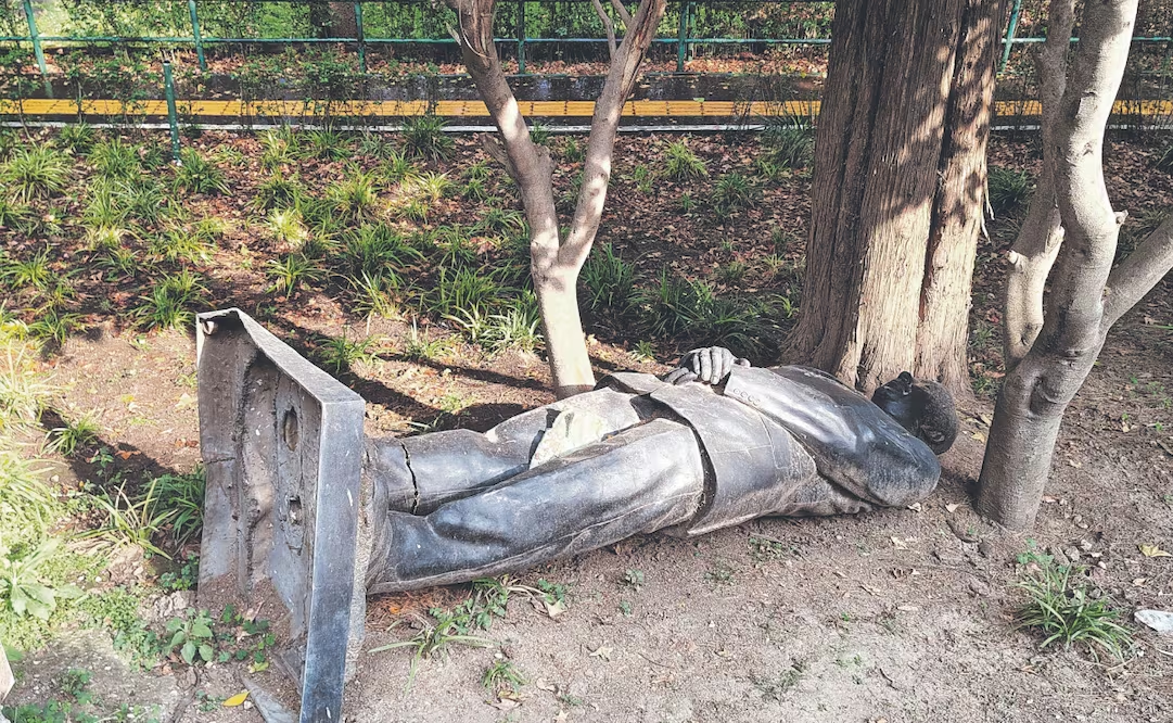 Cultura responde sobre estatua de Felipe Calderón: permanecerá en el piso para que no la tire otro árbol
