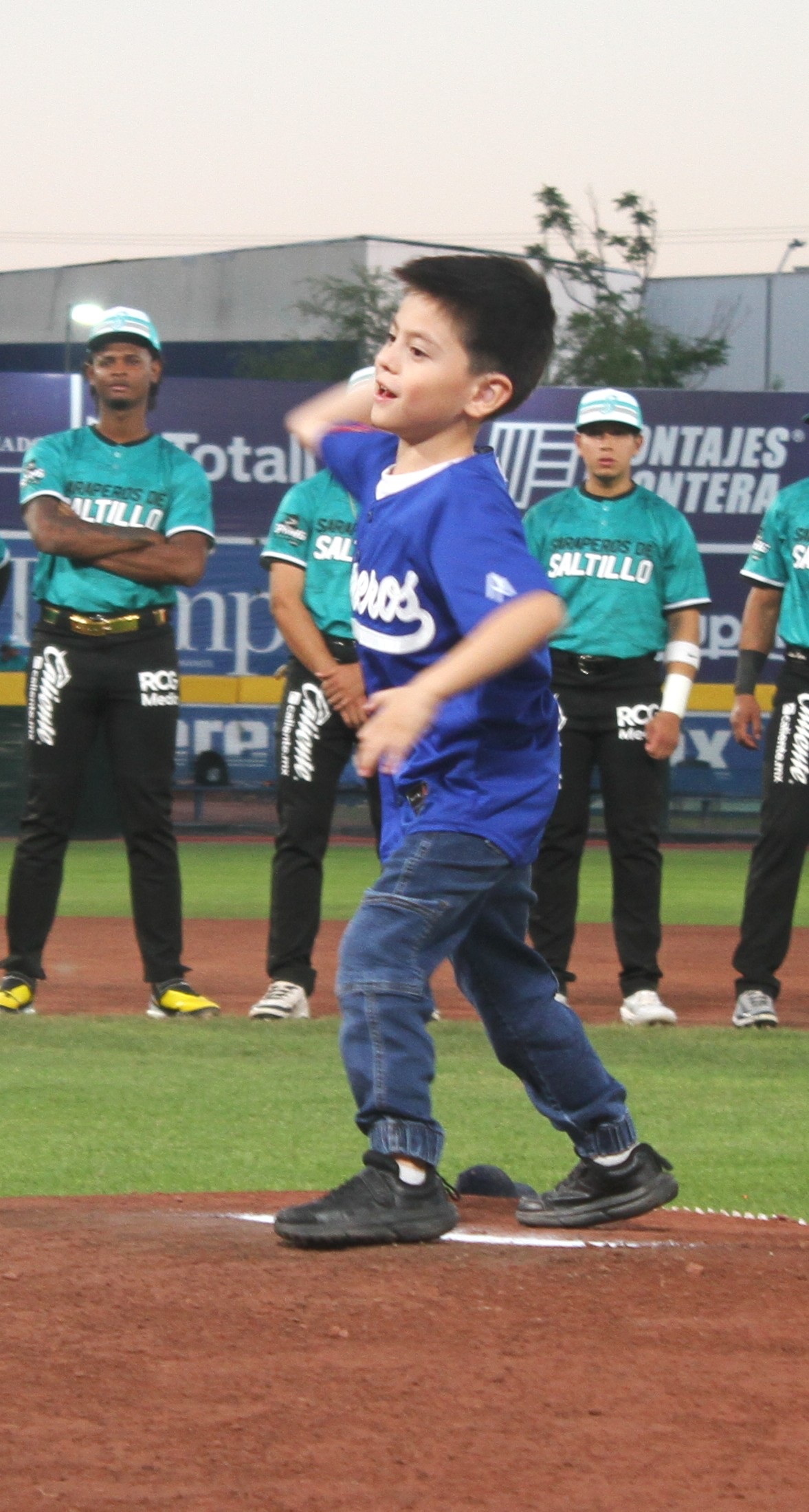 Axel vuelve a escuchar y lanza la primera bola