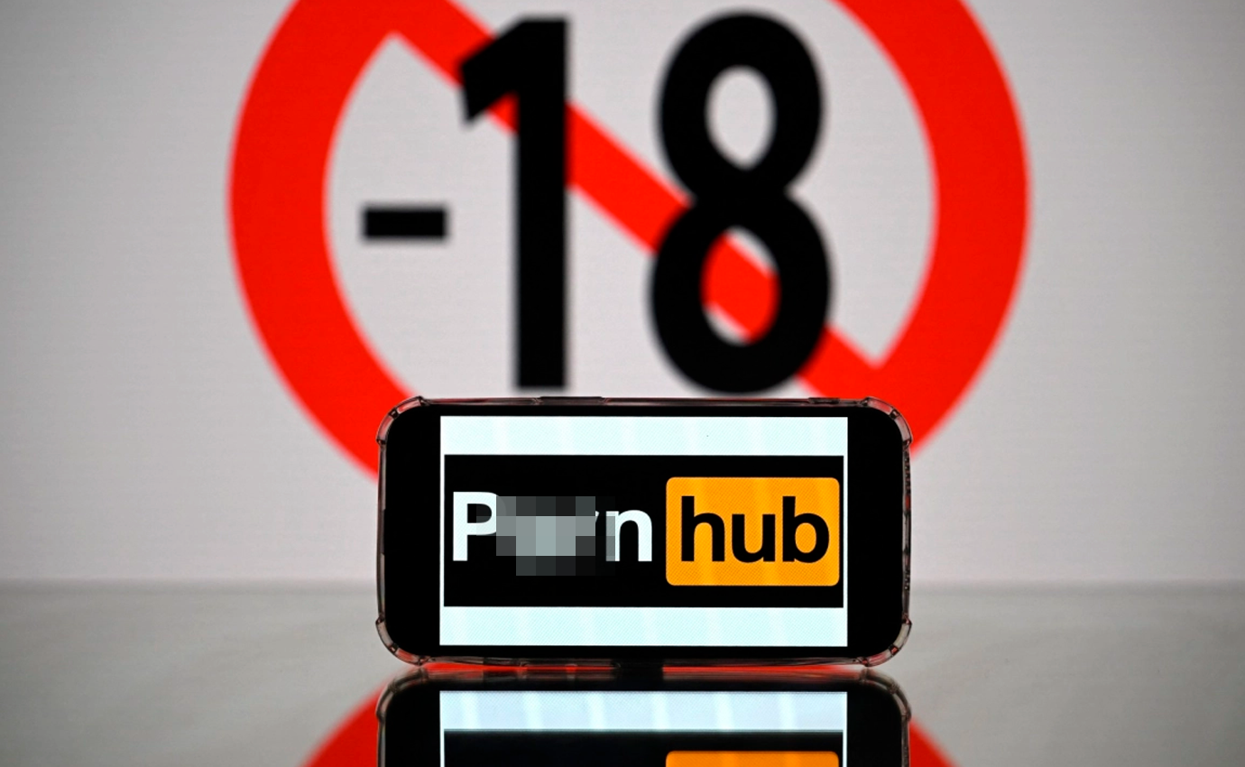 La UE acusa a P*rnh*b, Str*pchat, X**X y X*ideos por permitir que los menores consuman su contenido