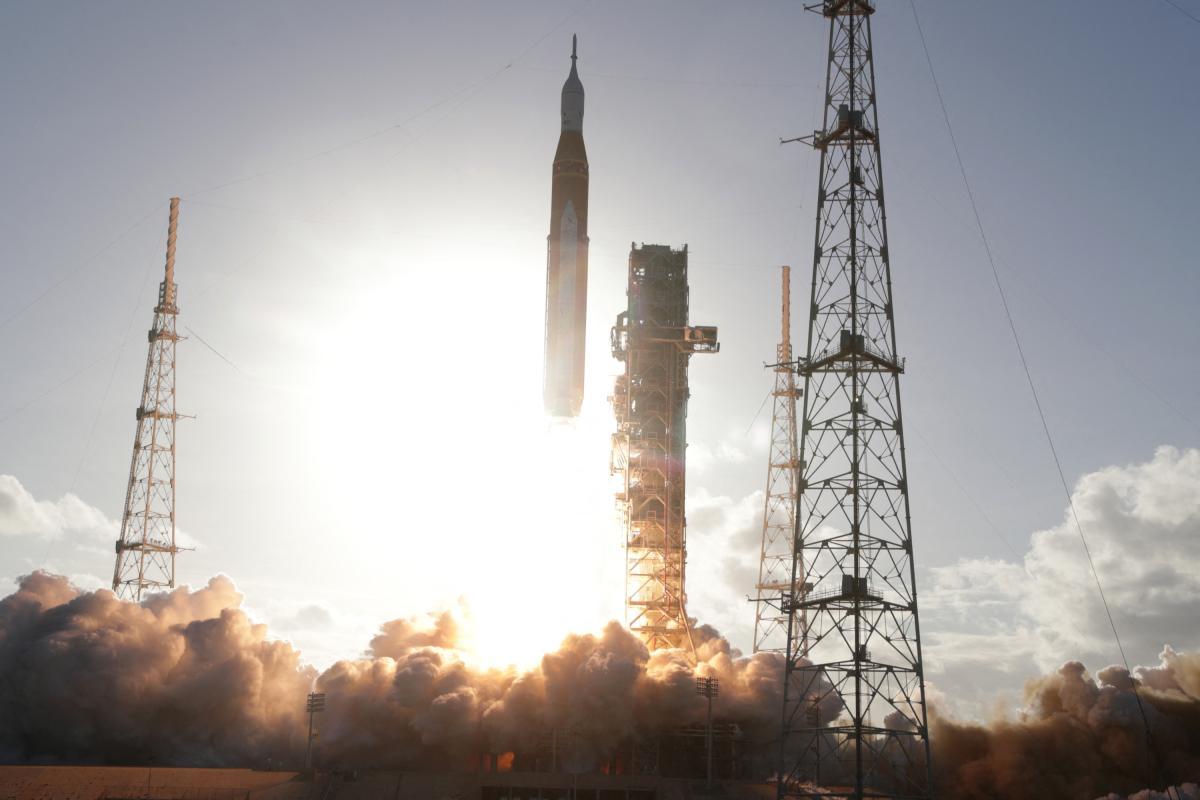 NASA lanza misión tripulada hacía la órbita lunar