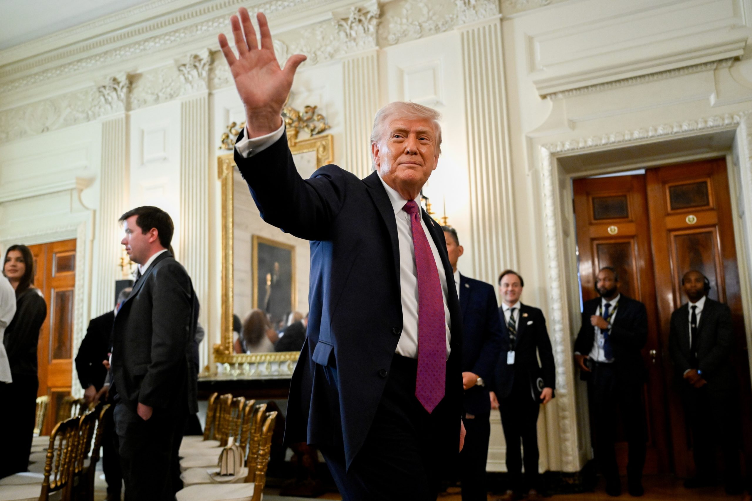Cancela Trump viaje de emisarios para negociaciones sobre guerra