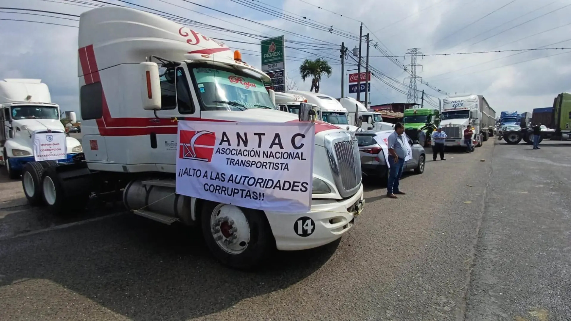 Acusan transportistas represión y pausan paro