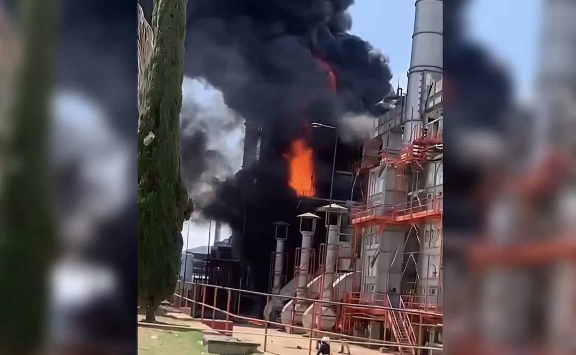 Arde refinería en Tula, Hidalgo
