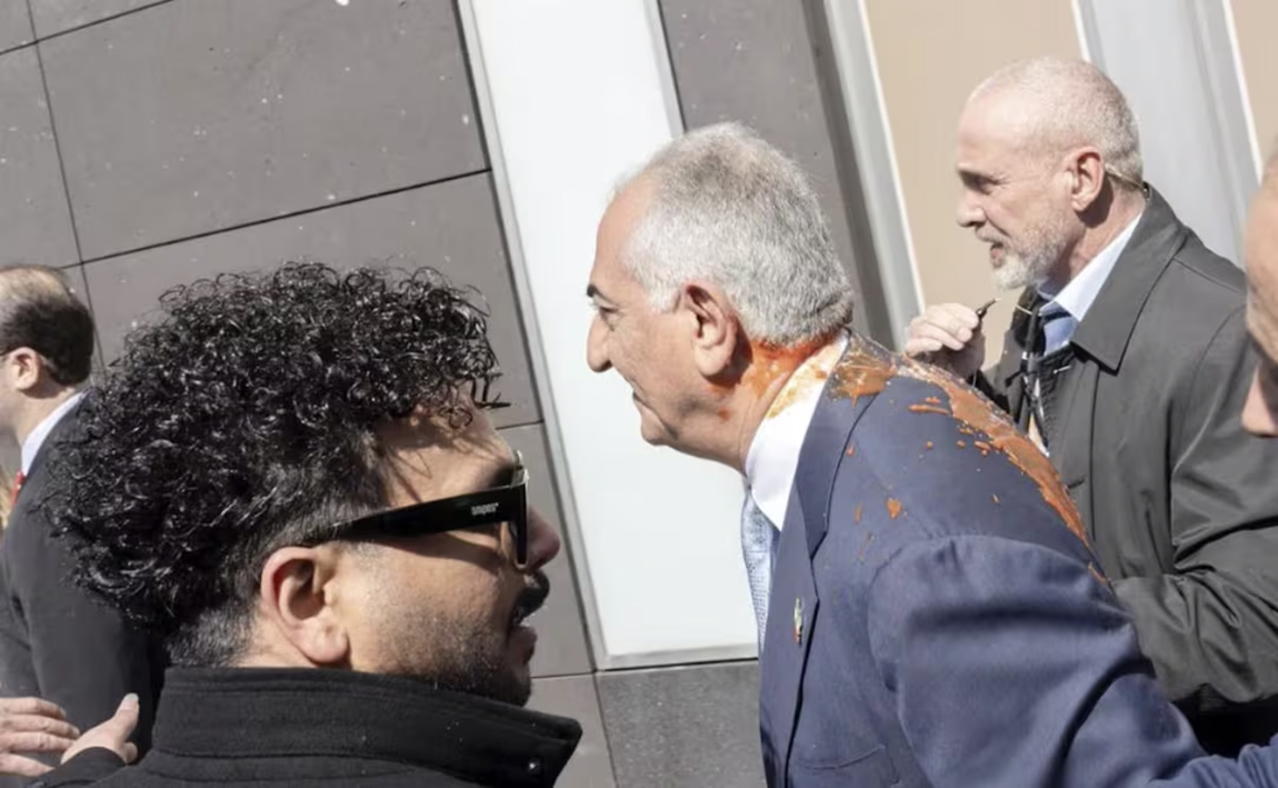 Agrede hombre con líquido rojo al heredero del Sha en Alemania