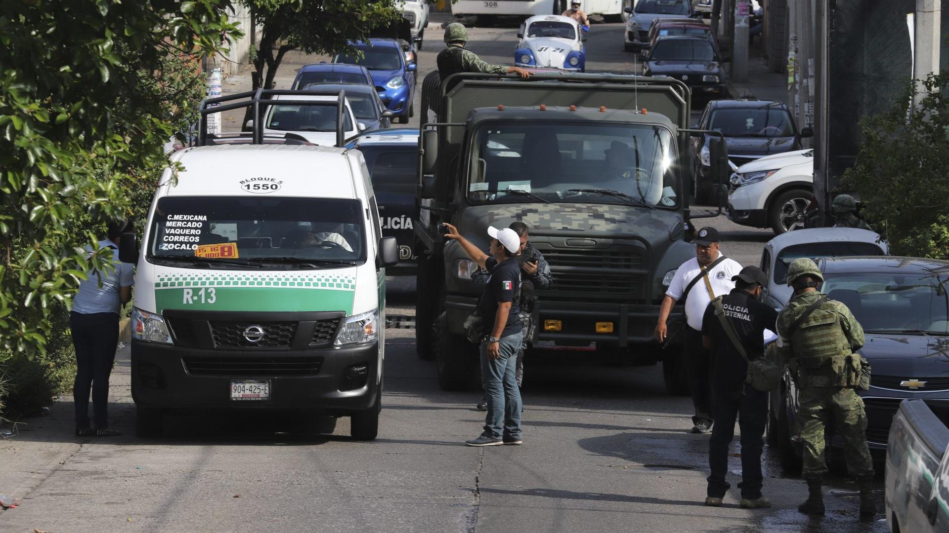 Hallan tres asesinados en camioneta en Acapulco