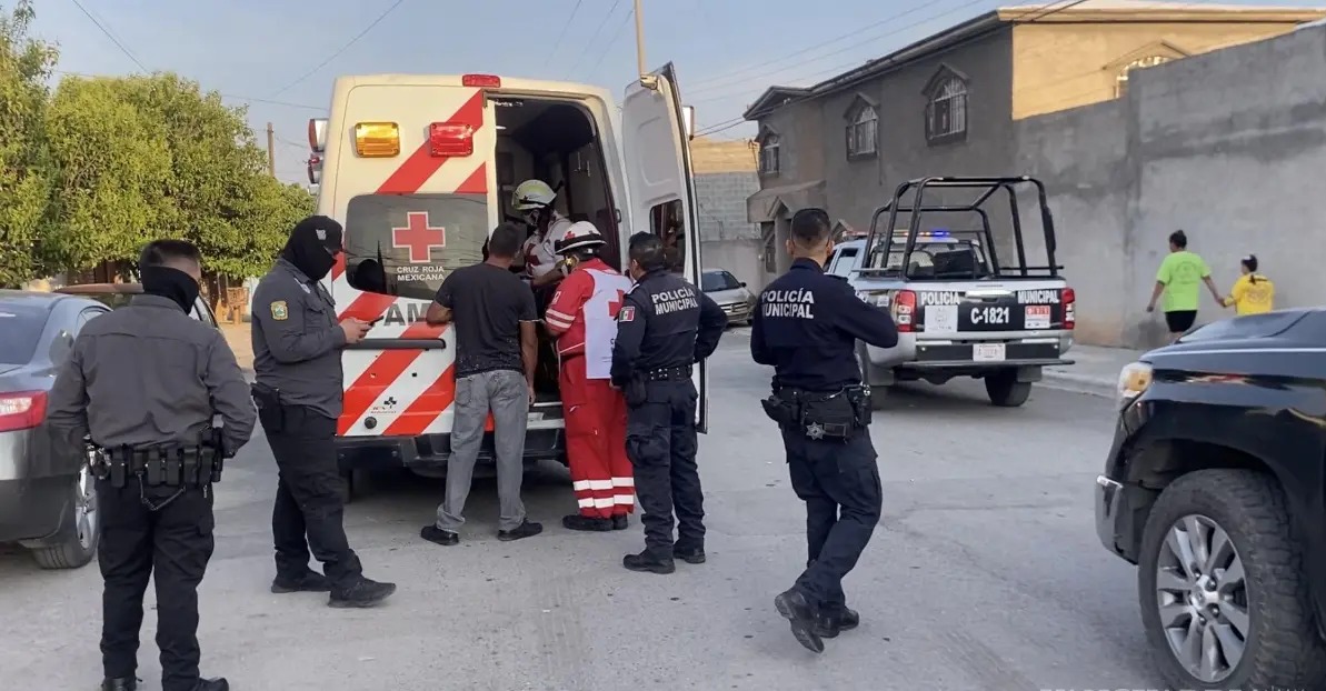 Le clavan el pecho a un trabajador por accidente