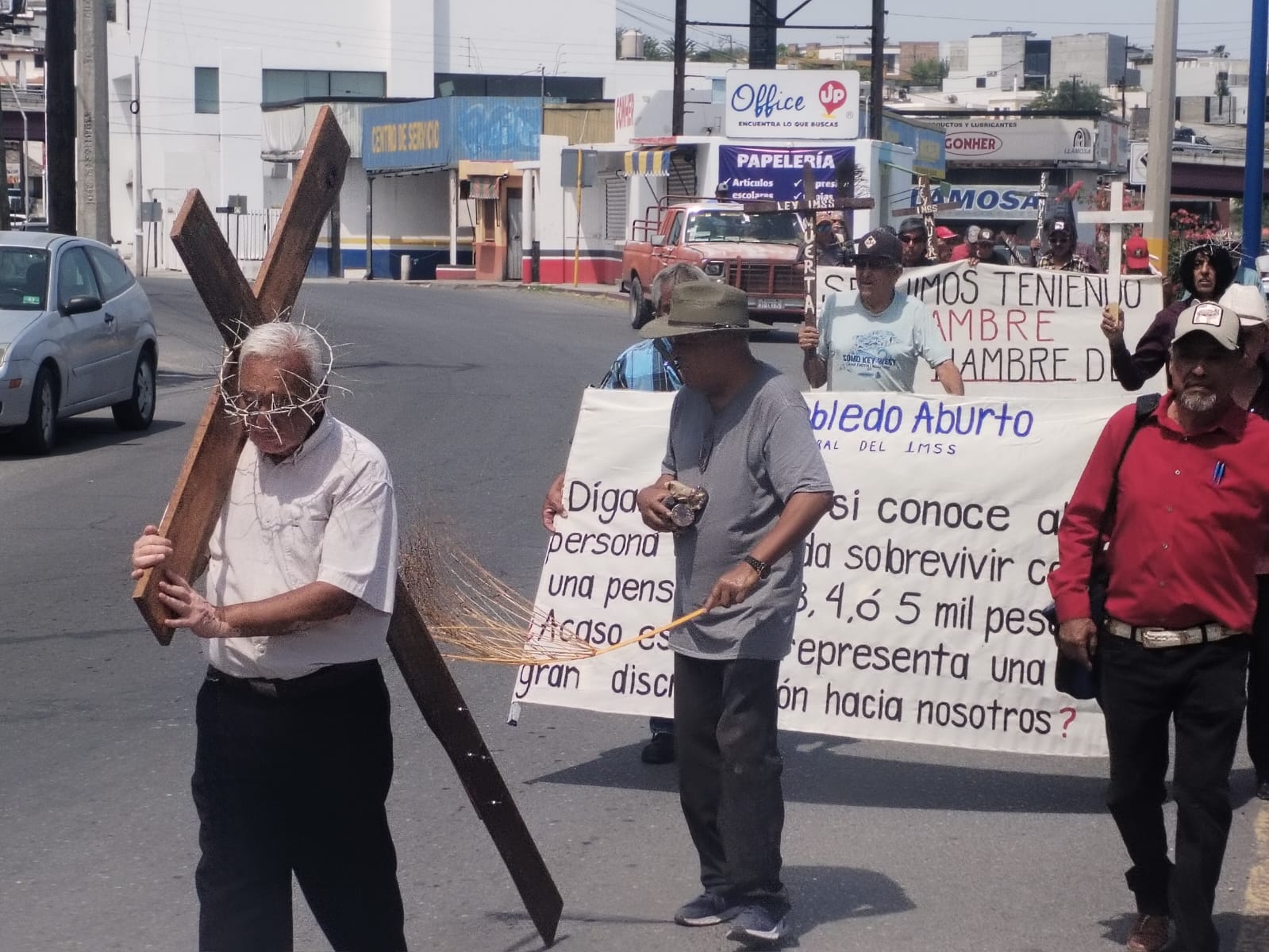 Escenifican viacrucis por pensiones dignas
