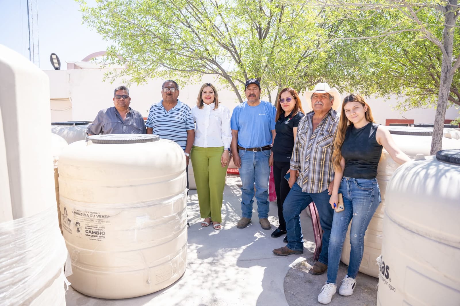ENTREGA YESICA TINACOS SUBSIDIADOS A FAMILIAS