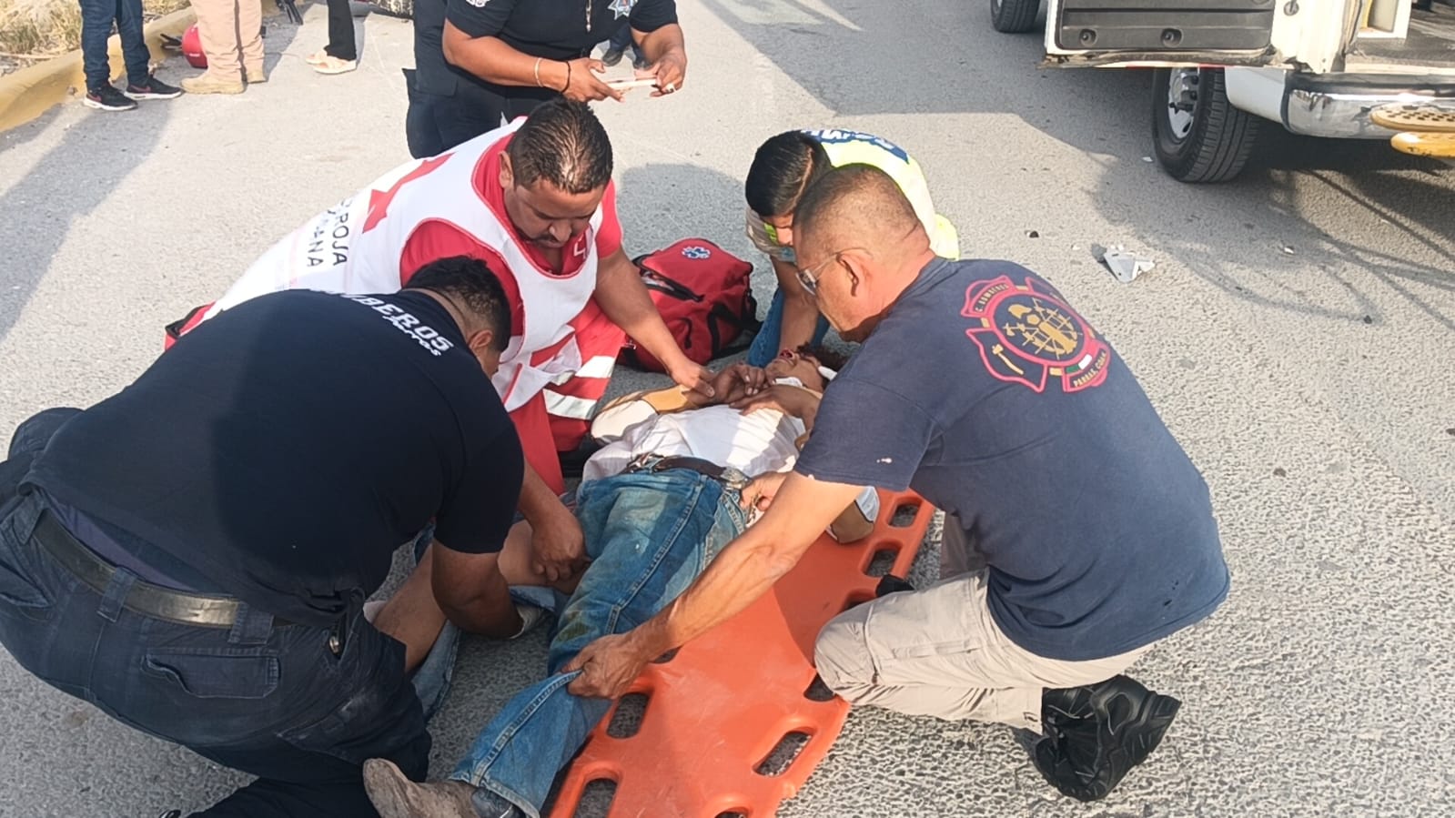 ¡Aparatoso choque! motociclista lesionado