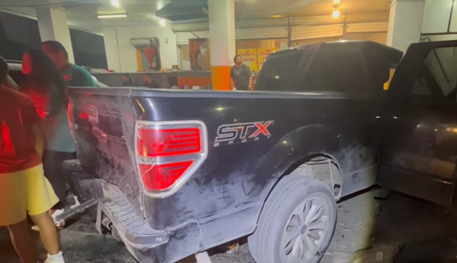 Se pasa el rojo y deja prensado al afectado