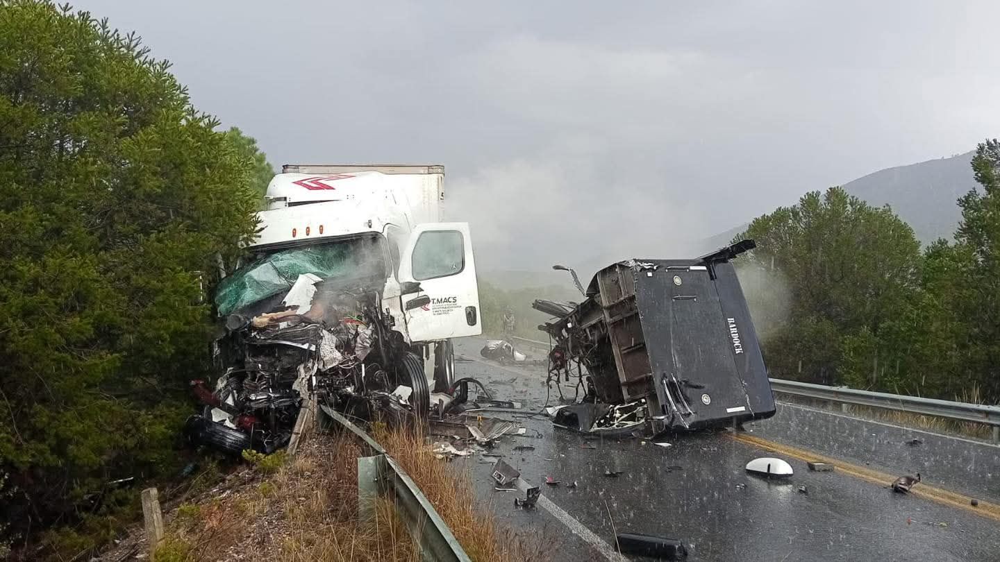 Encontronazo entre tráileres colapsa la 57