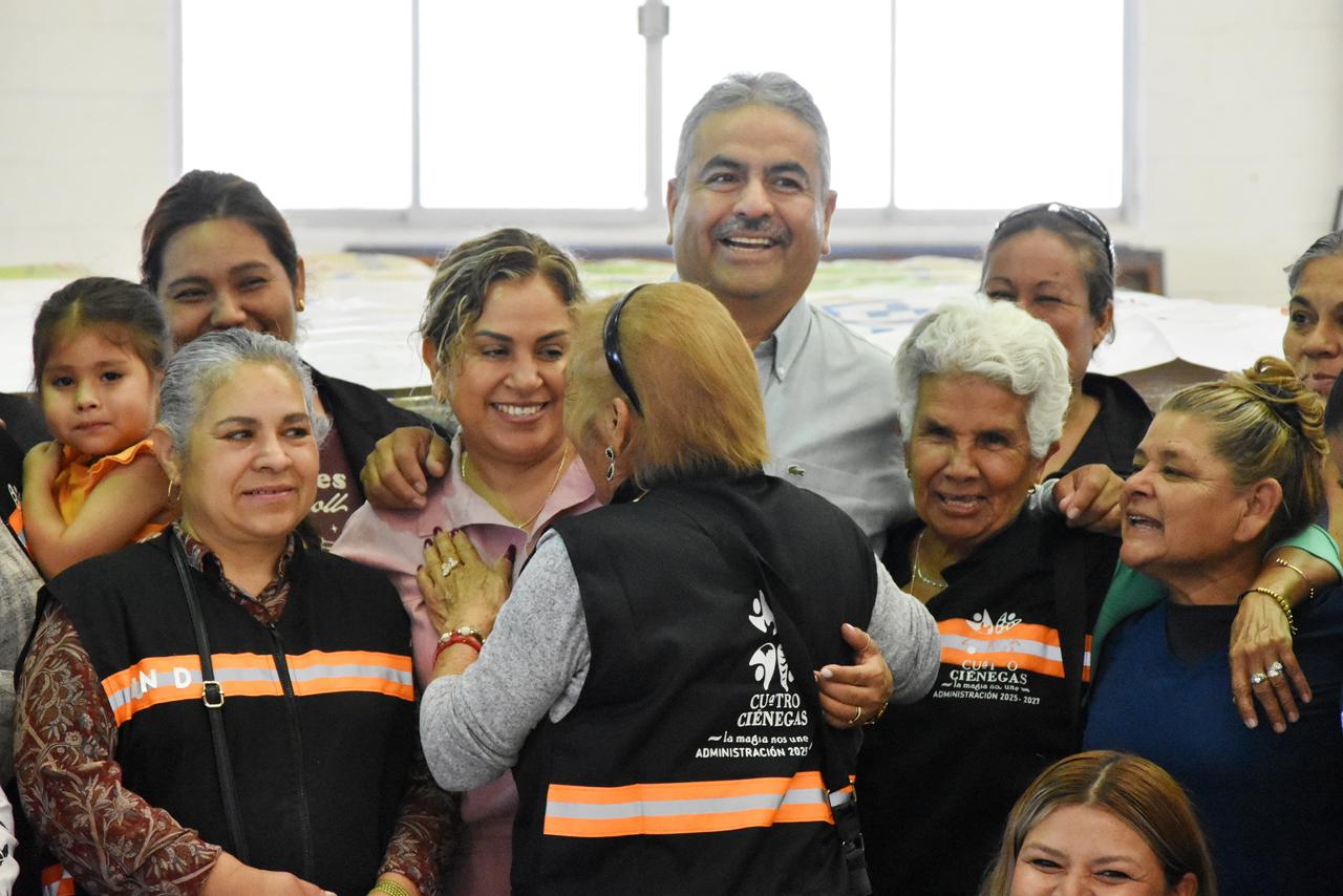 ENTREGA VÍCTOR LEIJA CEMENTO SUBSIDIADO A FAMILIAS DE CUATRO CIÉNEGAS
