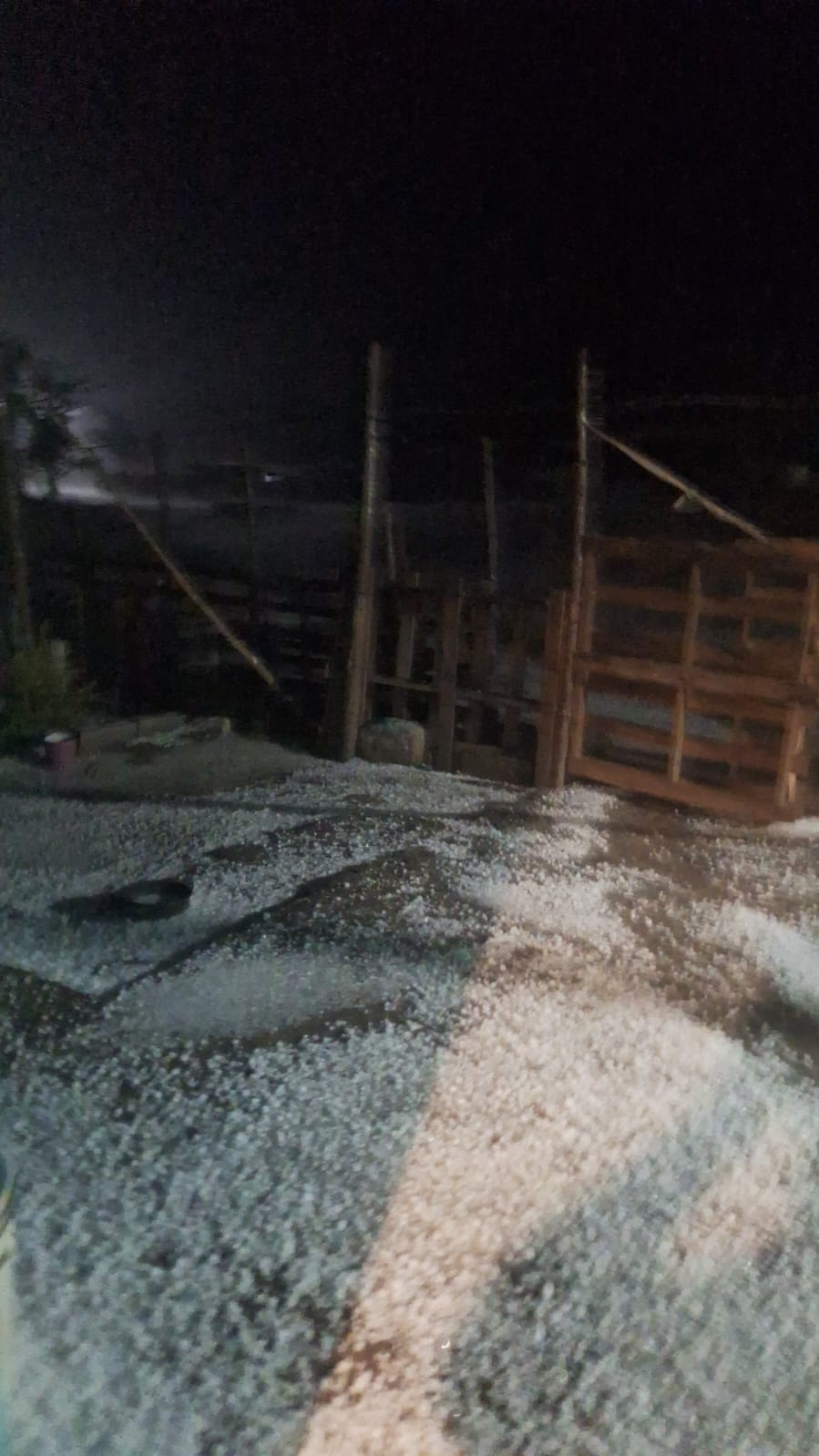 Sorprende granizo al ejido Tanque Nuevo