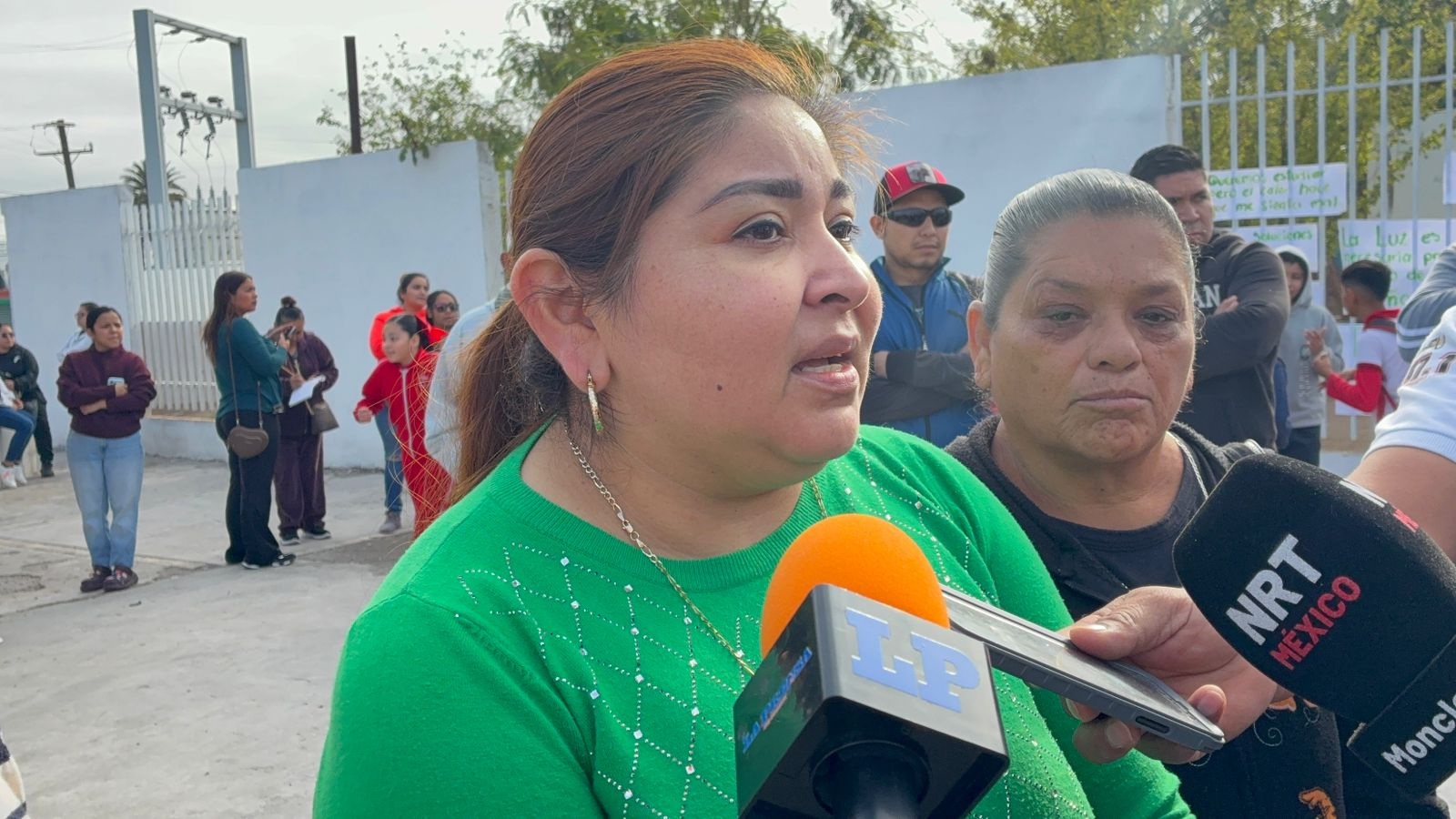Protestan padres por falta de luz en primaria