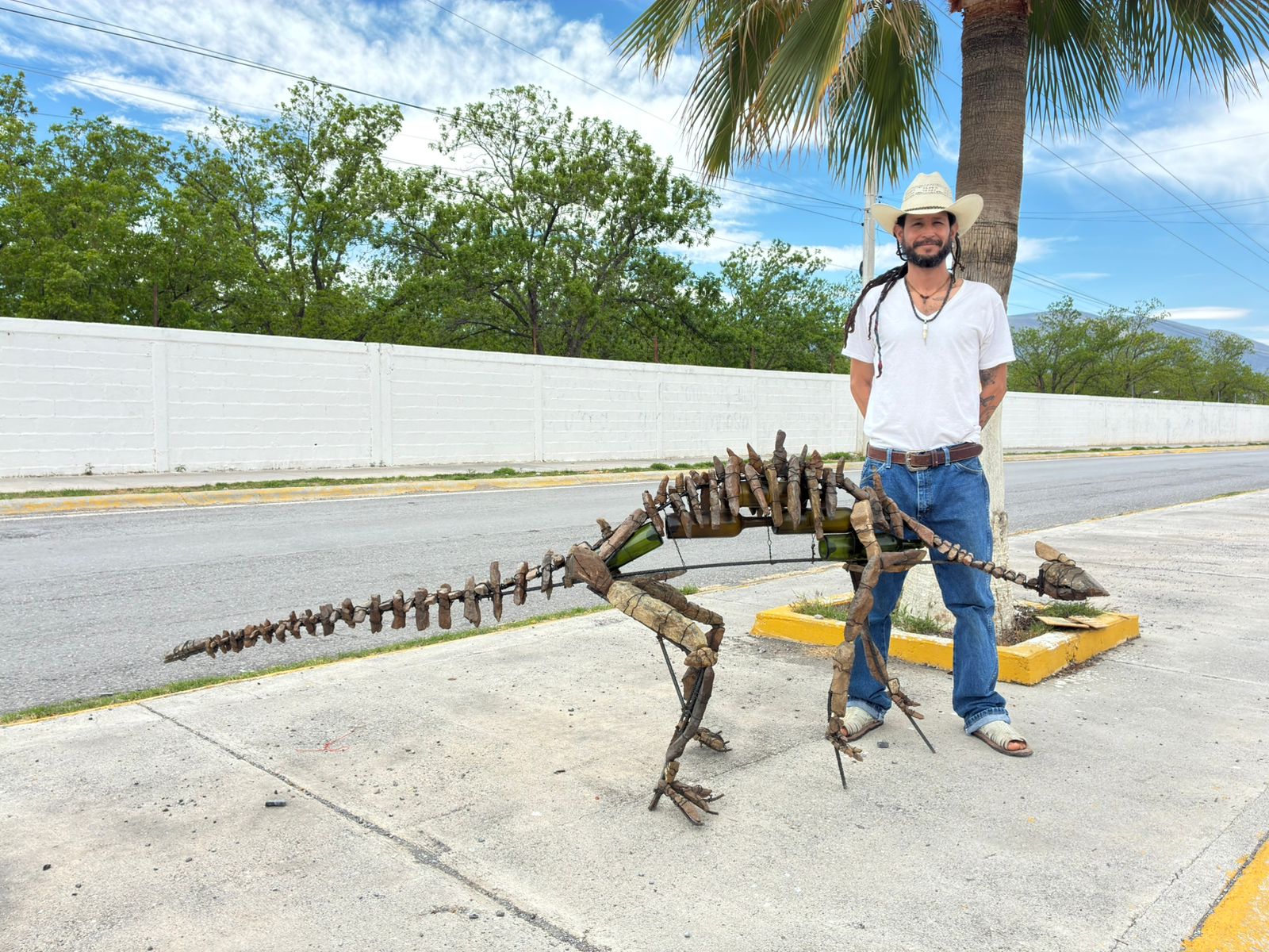 JAVIER RAMOS: EL ARTE DE ESCUCHAR AL DESIERTO