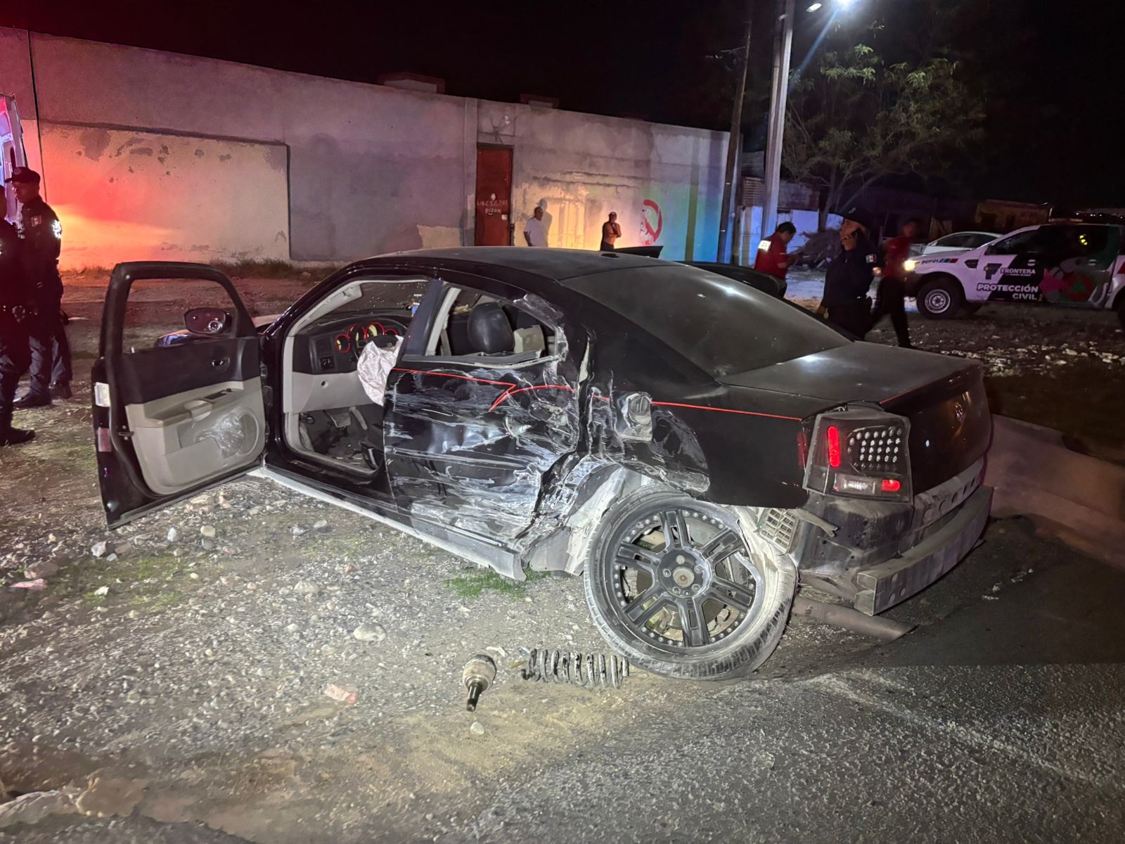 Choca contra tráiler y abandona a pareja