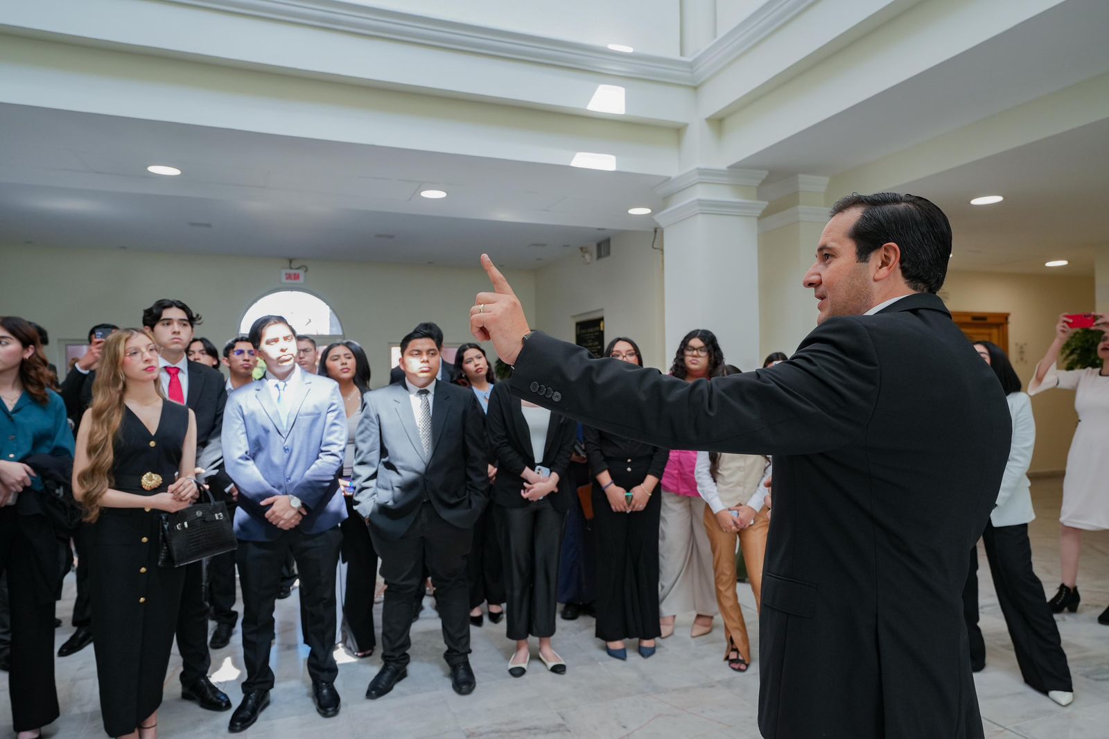 Acerca Memo Ruiz Congreso a jóvenes de Piedras Negras