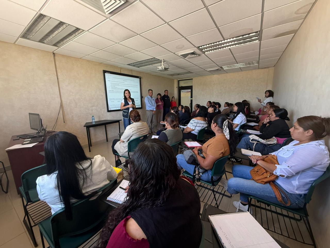 Beca Parras a 83 mujeres para que cursen preparatoria