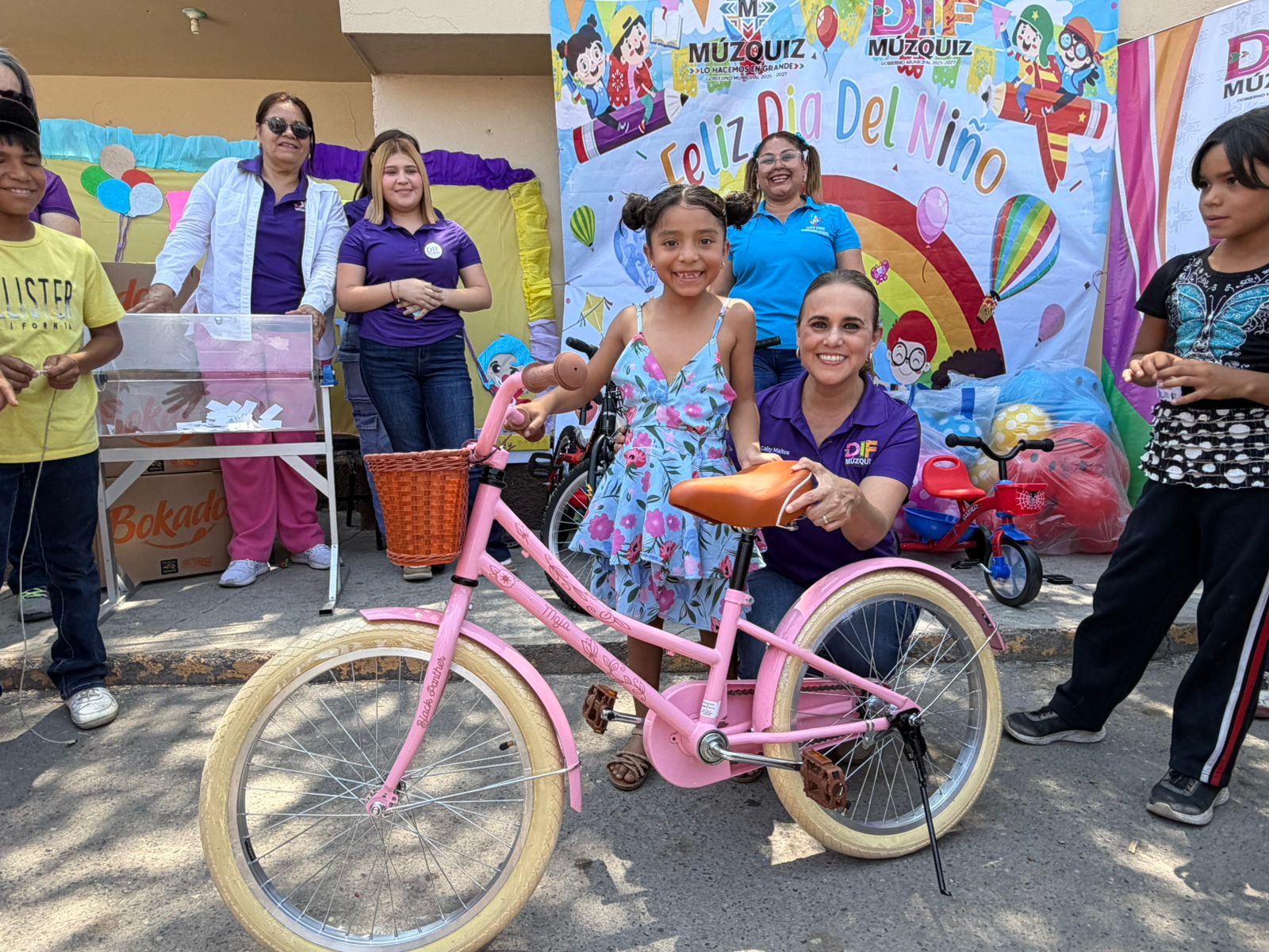 Festeja Laura Jiménez en grande a los niños