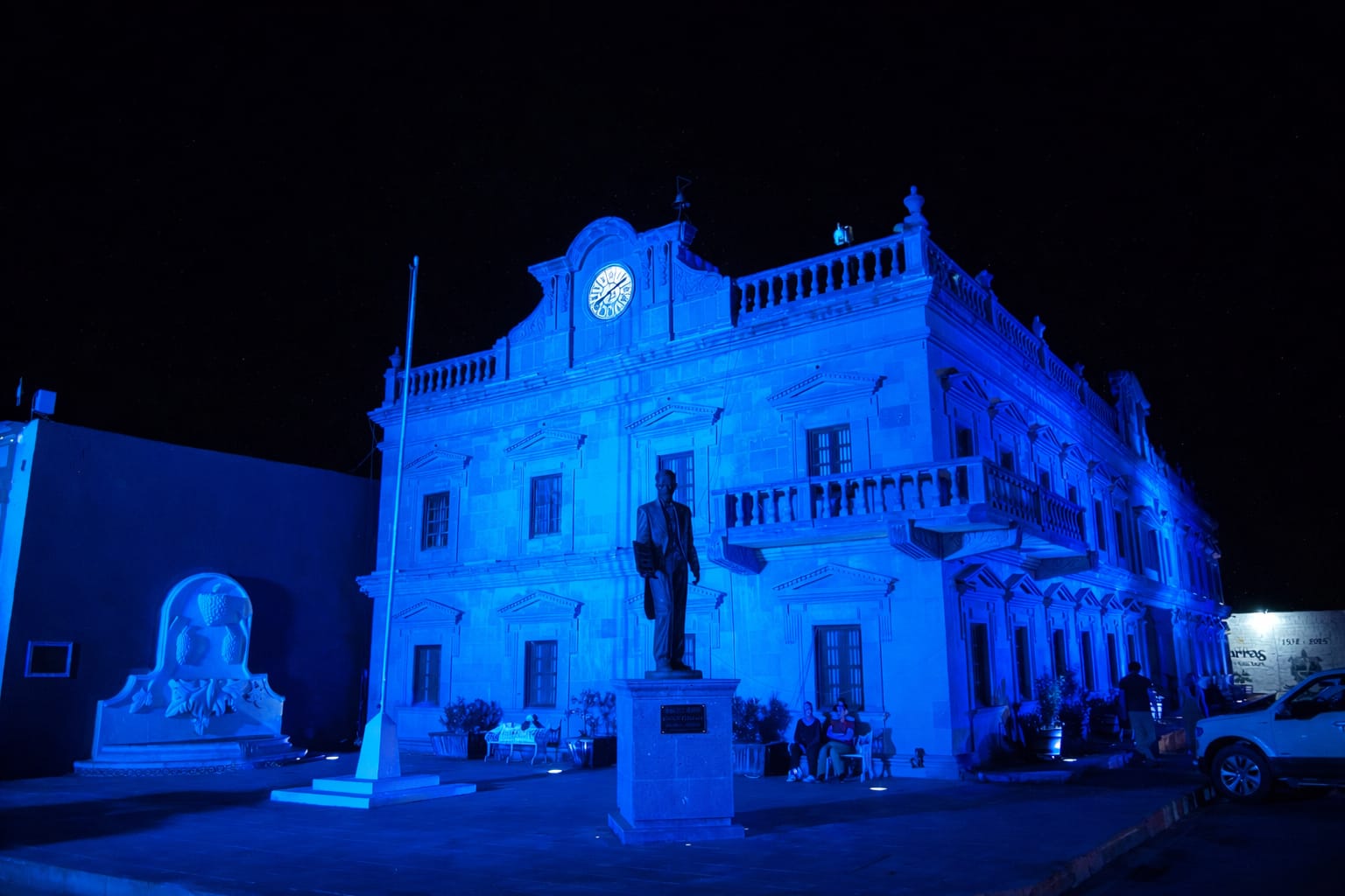 Parras se ilumina de azul por la inclusión