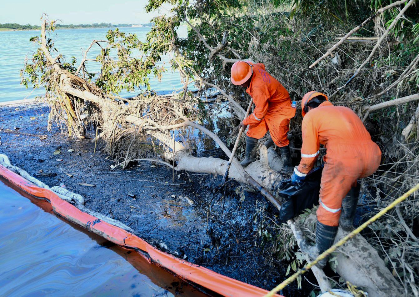 Derrame en Golfo fue por fuga en ducto; cesan a 3