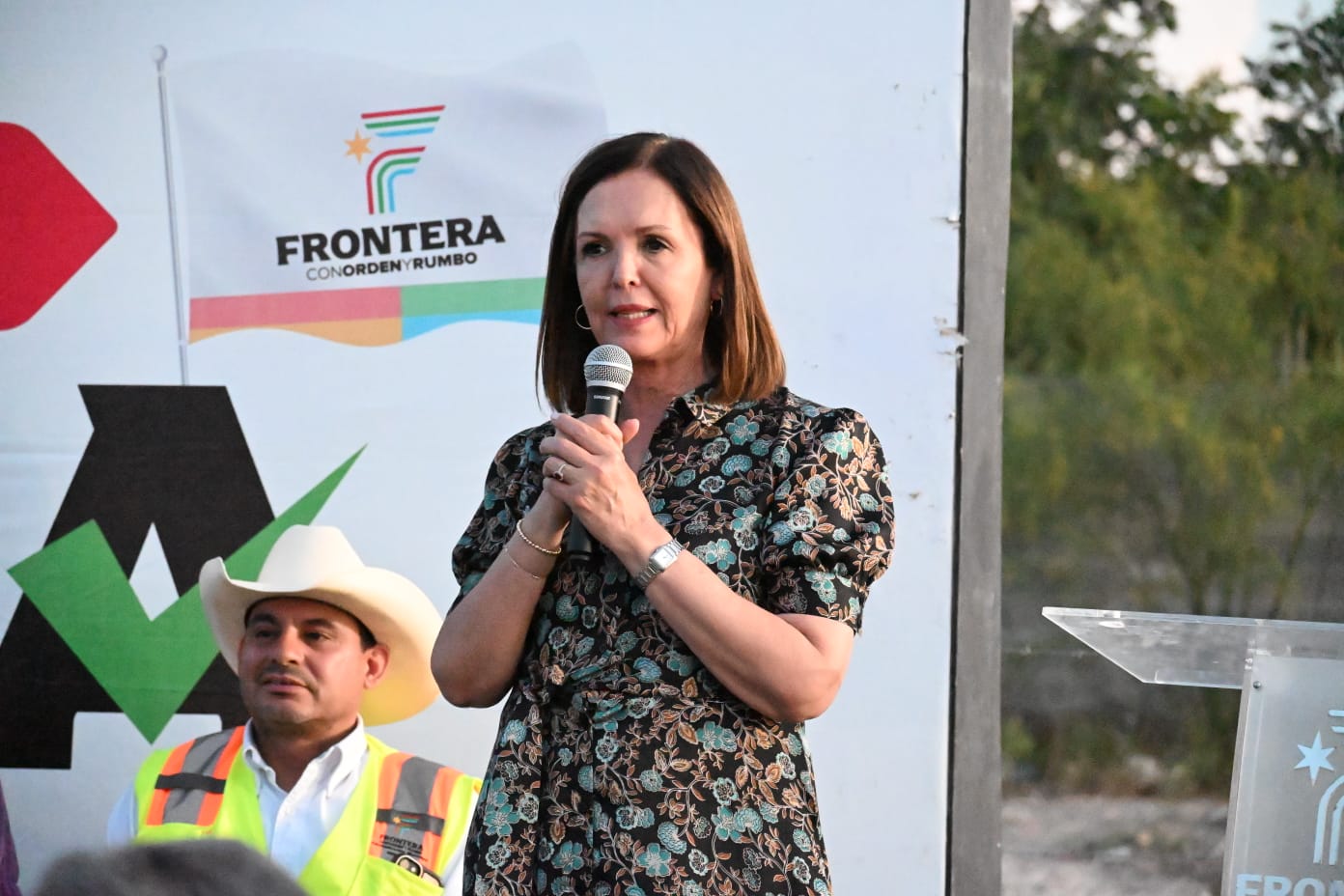 Entrega Sari Pérez obra de electrificación en La Rielera