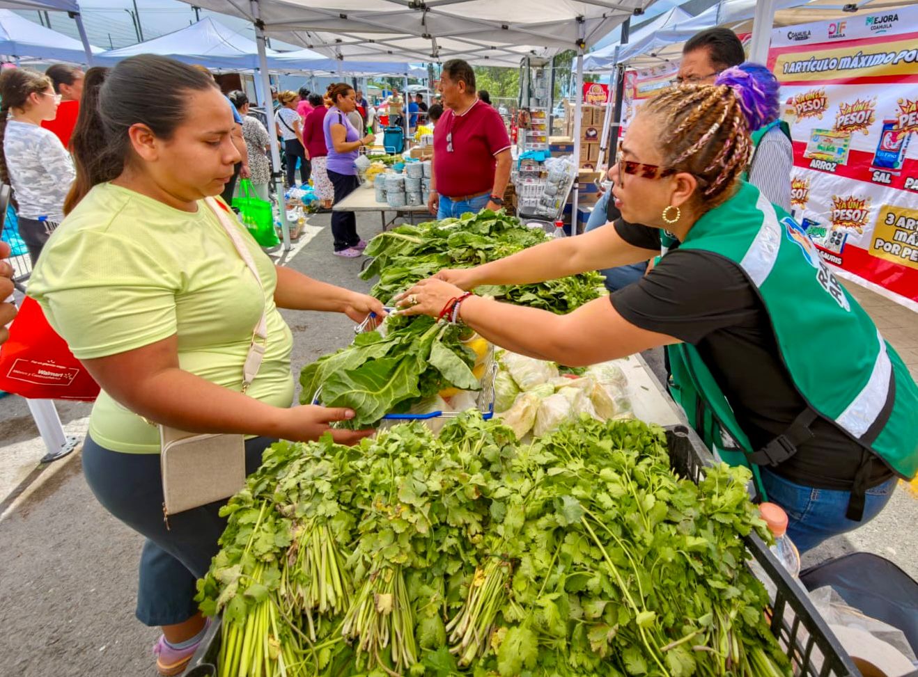 Destacan vecinos ahorro con Mercadito de a Peso