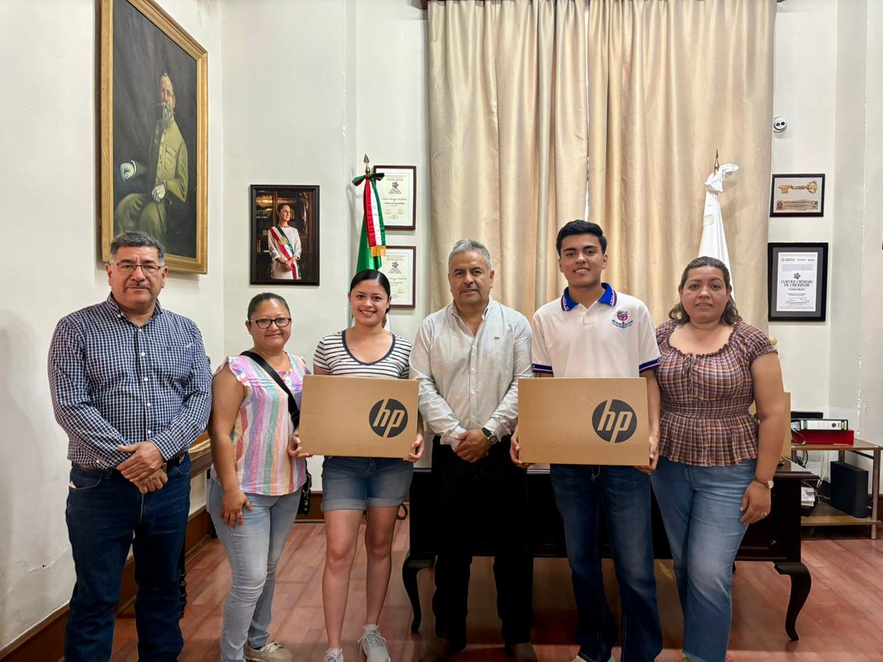 Reconoce Víctor Leija el talento estudiantil con entrega de computadoras