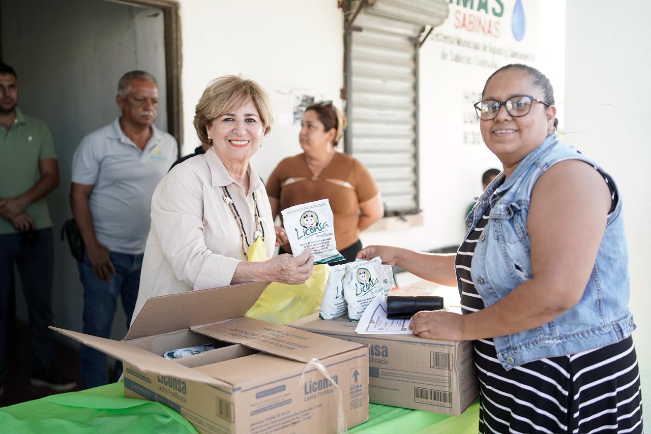 Inicia Sabinas venta de leche a bajo costo
