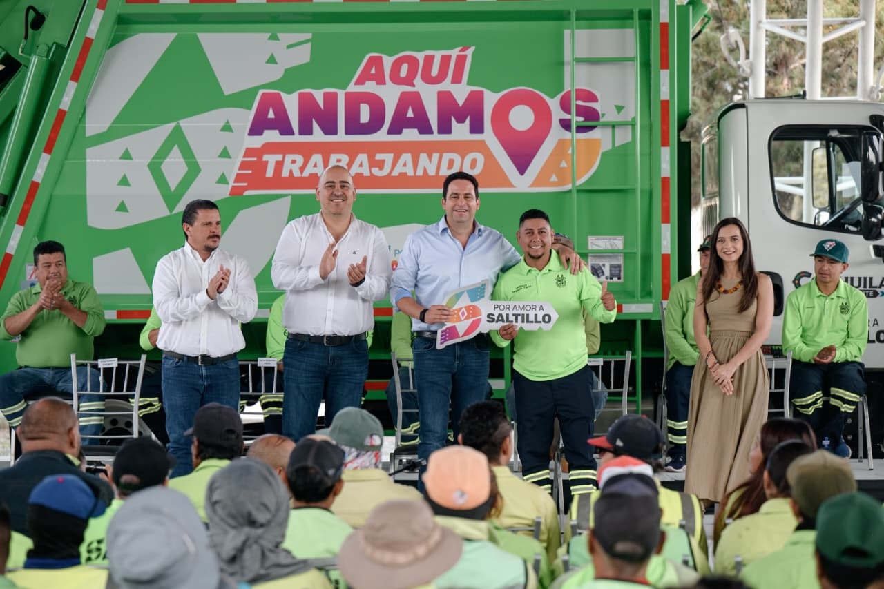 Entrega Díaz 8 camiones recolectores para Saltillo
