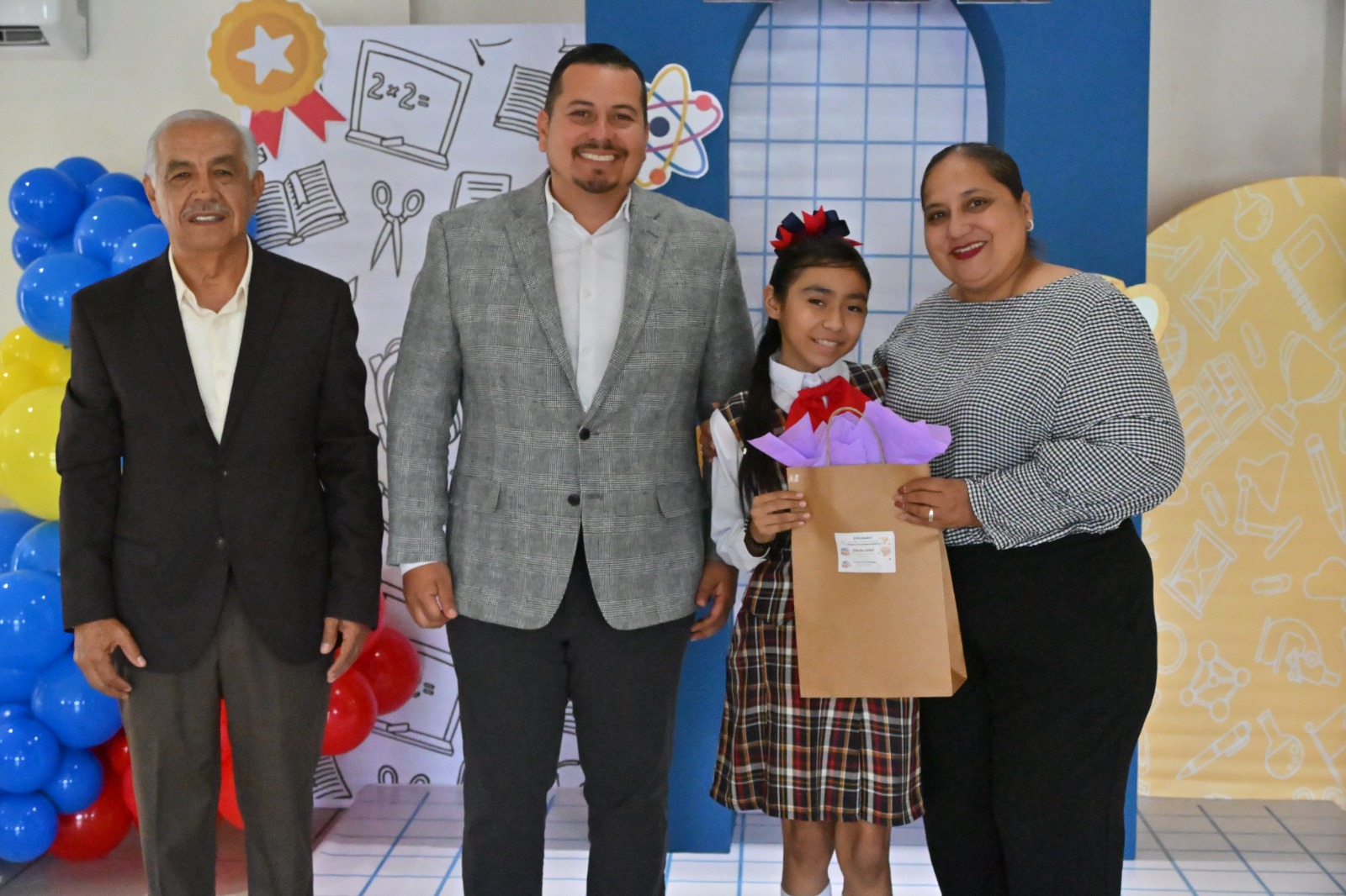 Reconocen logros de alumnos en Olimpiada del Conocimiento