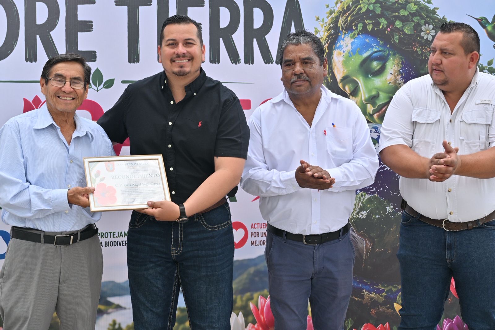 SIEMBRAN TULIPANES EN SB EL DÍA DE LA MADRE TIERRA